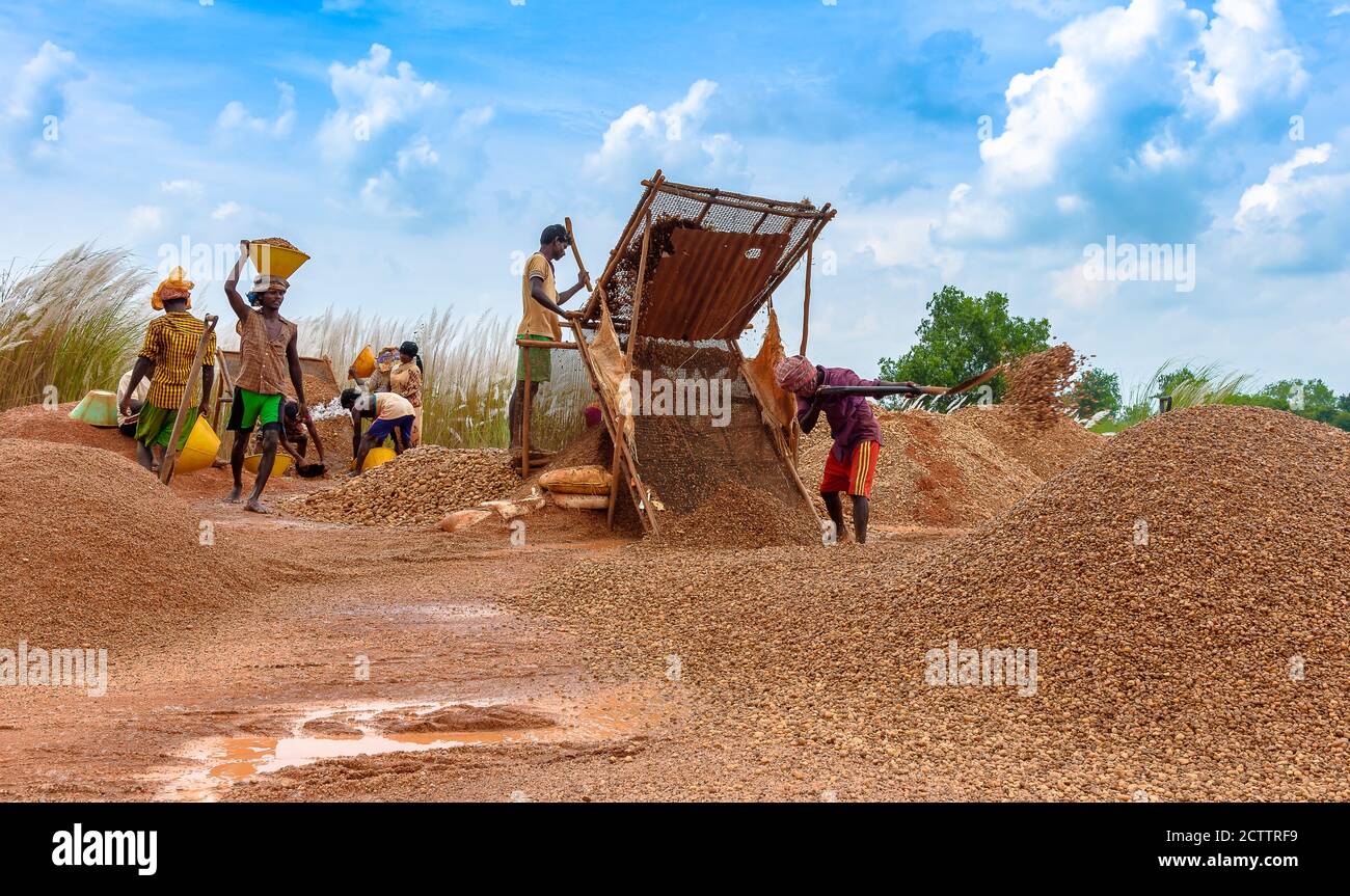 Durgapur/Indien – 24. September 2020. Gruppe von lokalen Arbeitern, die auf einem Steinfeld arbeiten. Stockfoto