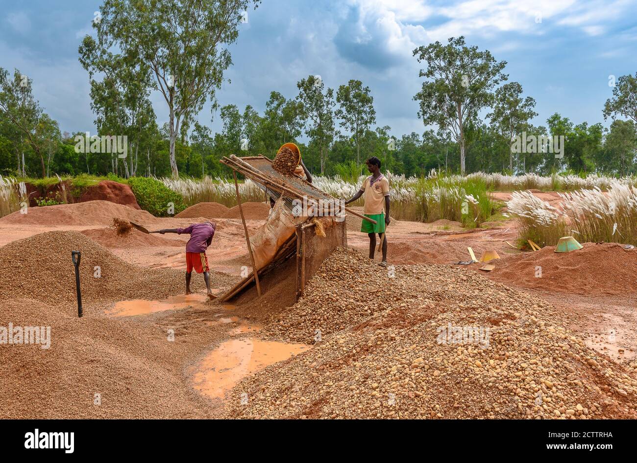 Durgapur/Indien – 24. September 2020. Gruppe von lokalen Arbeitern, die auf einem Steinfeld arbeiten. Stockfoto