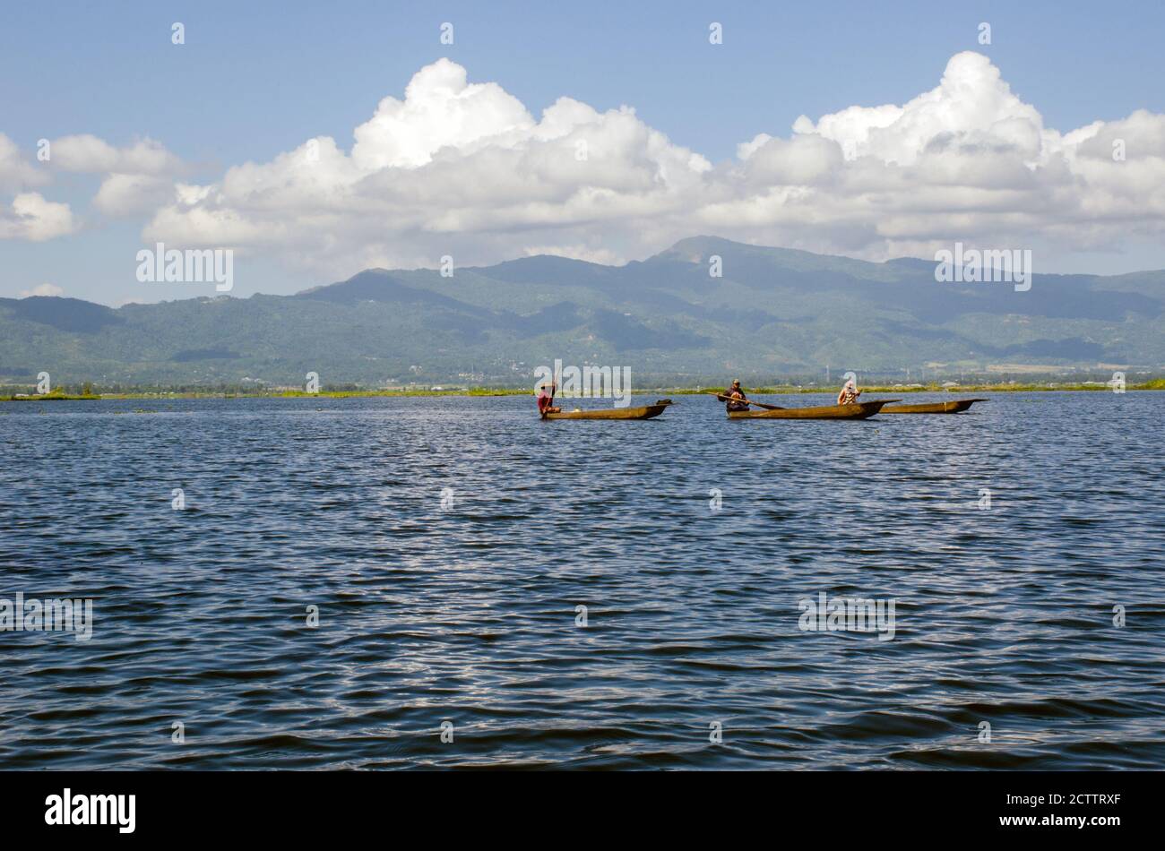 Drei Fischer segeln durch den schönen Loktak Lake manipur india. Stockfoto