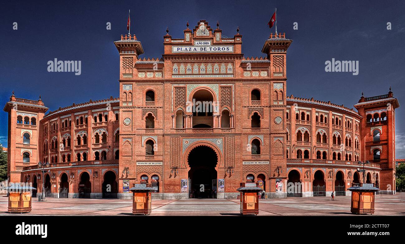 Beeindruckende monumentale Fassade der maurischen Stierkampfarena Las Ventas in Madrid, Spanien am heißen Sommertag mit blauem Himmel Stockfoto