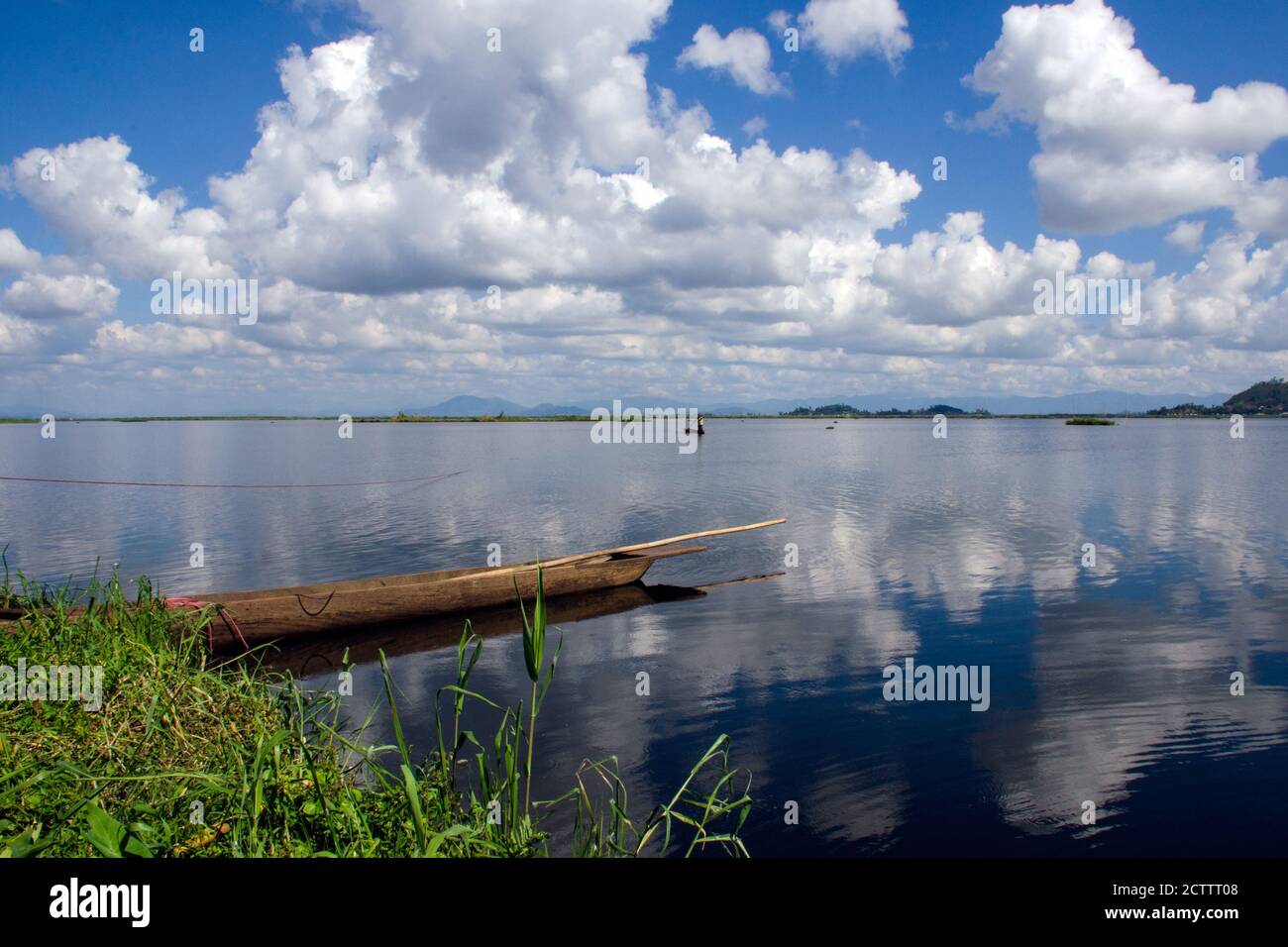 Wolken wie Watte am blauen Himmel Spiegelung der schwebenden Wolken im Wasser des Loktak Lake. Stockfoto