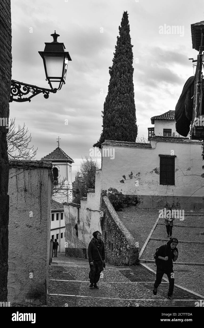 Cuesta de San Gregorio, Albaicín, Granada, Andalusien, Spanien: Gepflasterte Fußgängerzone im alten maurischen Viertel. Schwarz-Weiß-Version Stockfoto