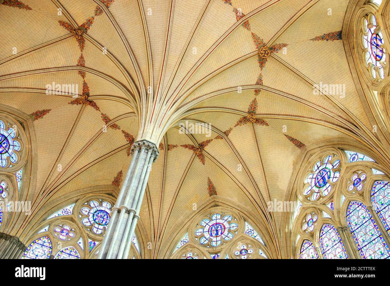 SALISBURY, Großbritannien - 25. AUGUST 2017: Wunderschöne Deckenventilator und Buntglasfenster in der Salisbury Cathedral in England. Stockfoto