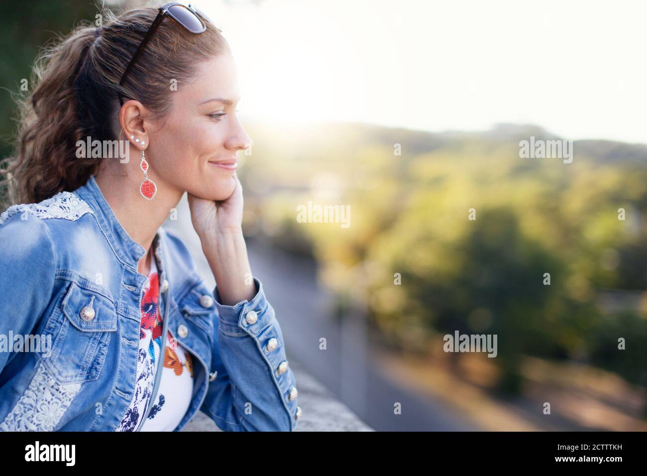 30s Frau denkt über Liebe, Tagträumen im Park Stockfoto