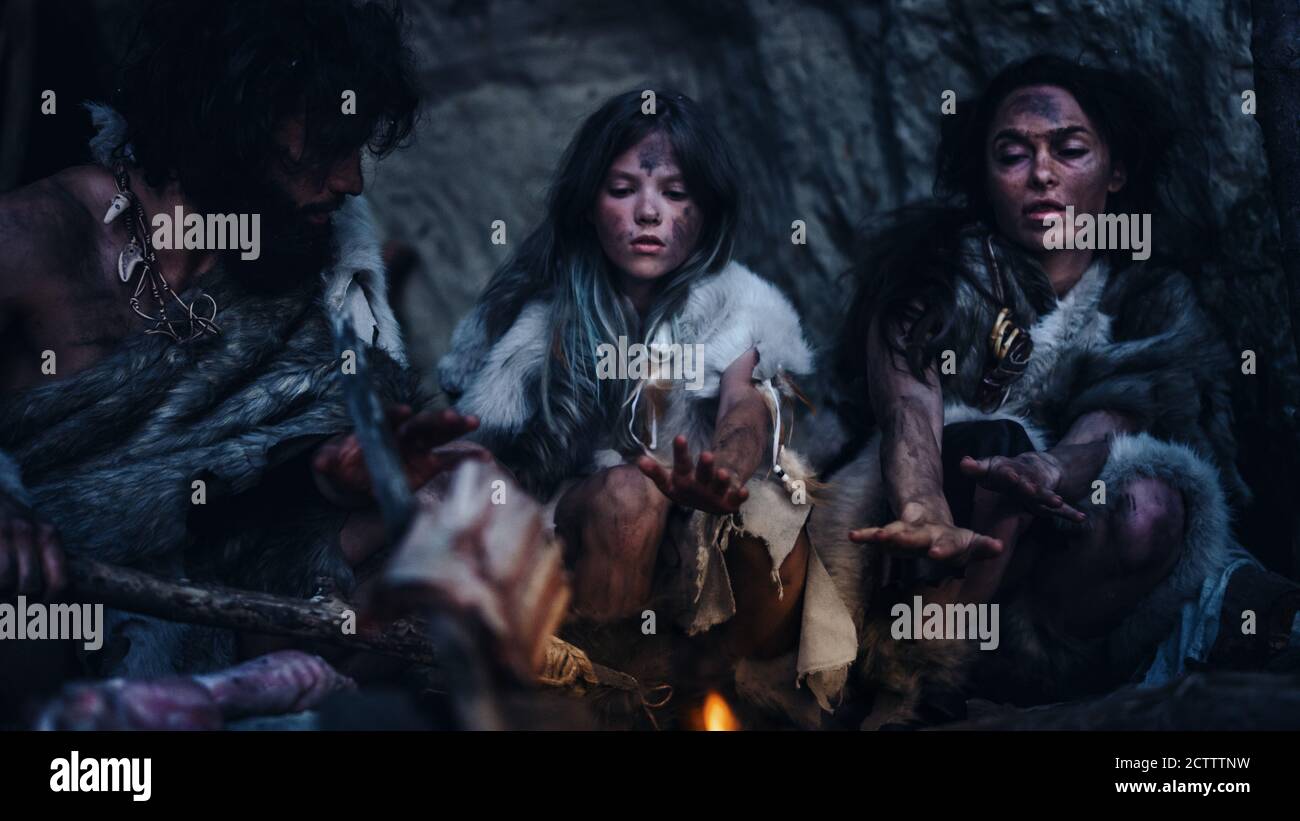 Stamm der prähistorischen Jäger und Sammler mit Tierfelle leben in der