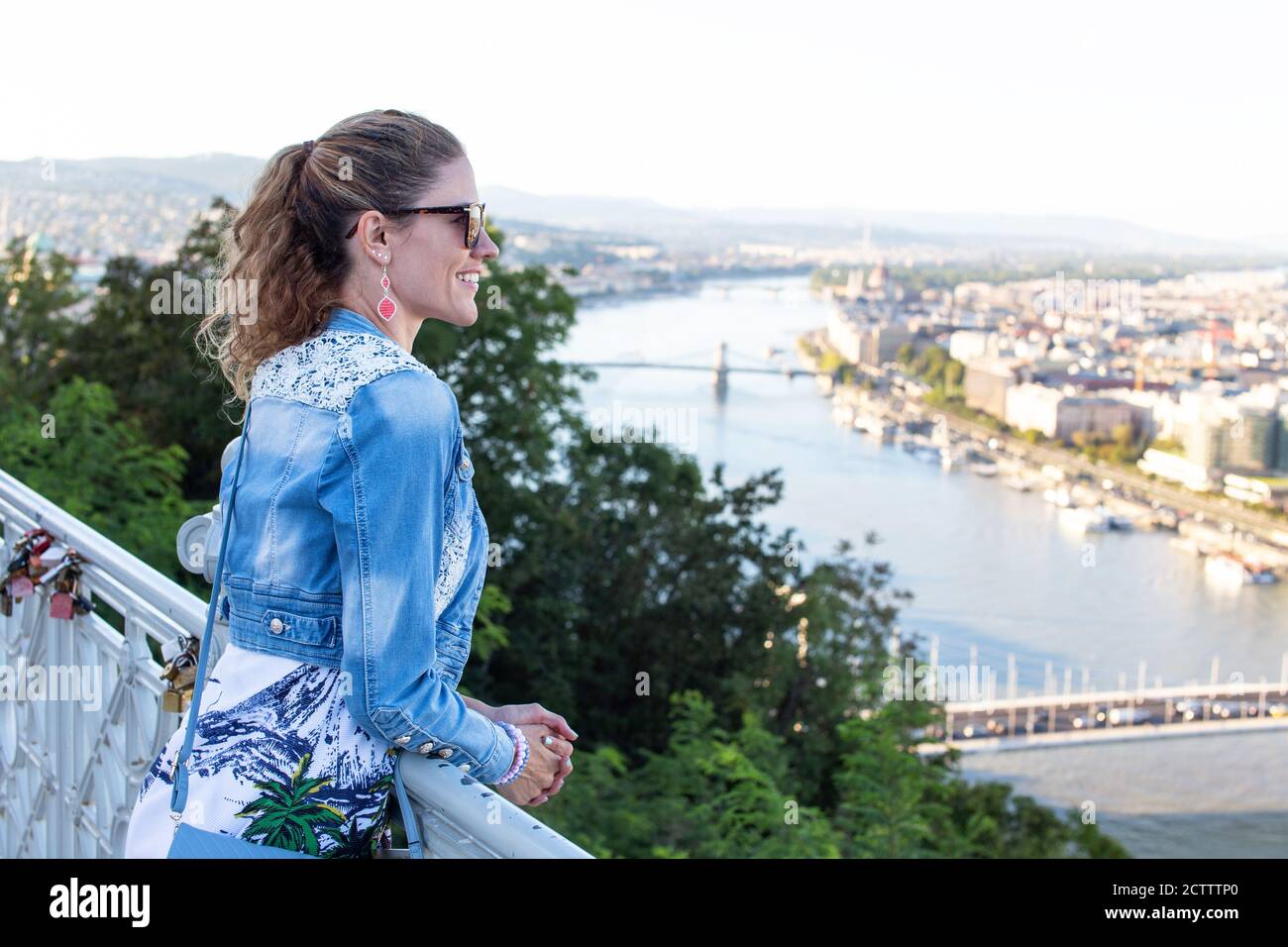Glückliche junge touristische Frau wundert sich in Budapest Panorama, Ungarn Stockfoto