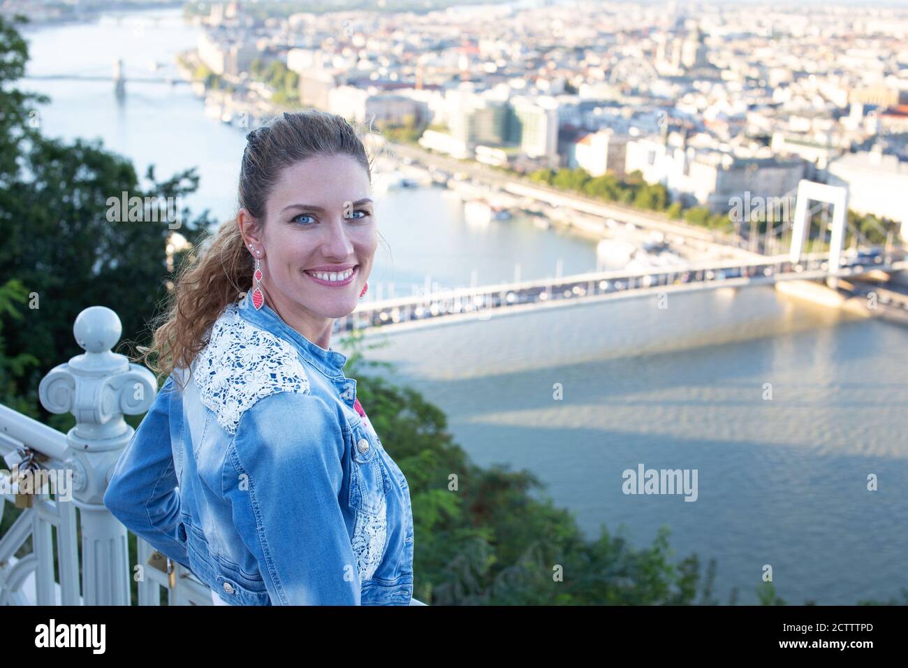 Glückliche junge Frau toothy Lächeln in Budapest Panorama, Ungarn Stockfoto