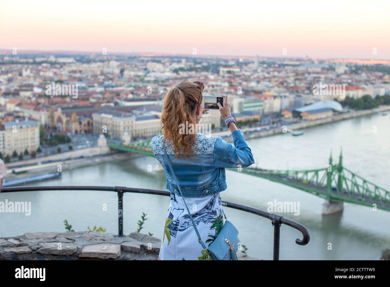 Frau fotografiert Budapest Panorama aus Citadella, Ungarn Stockfoto