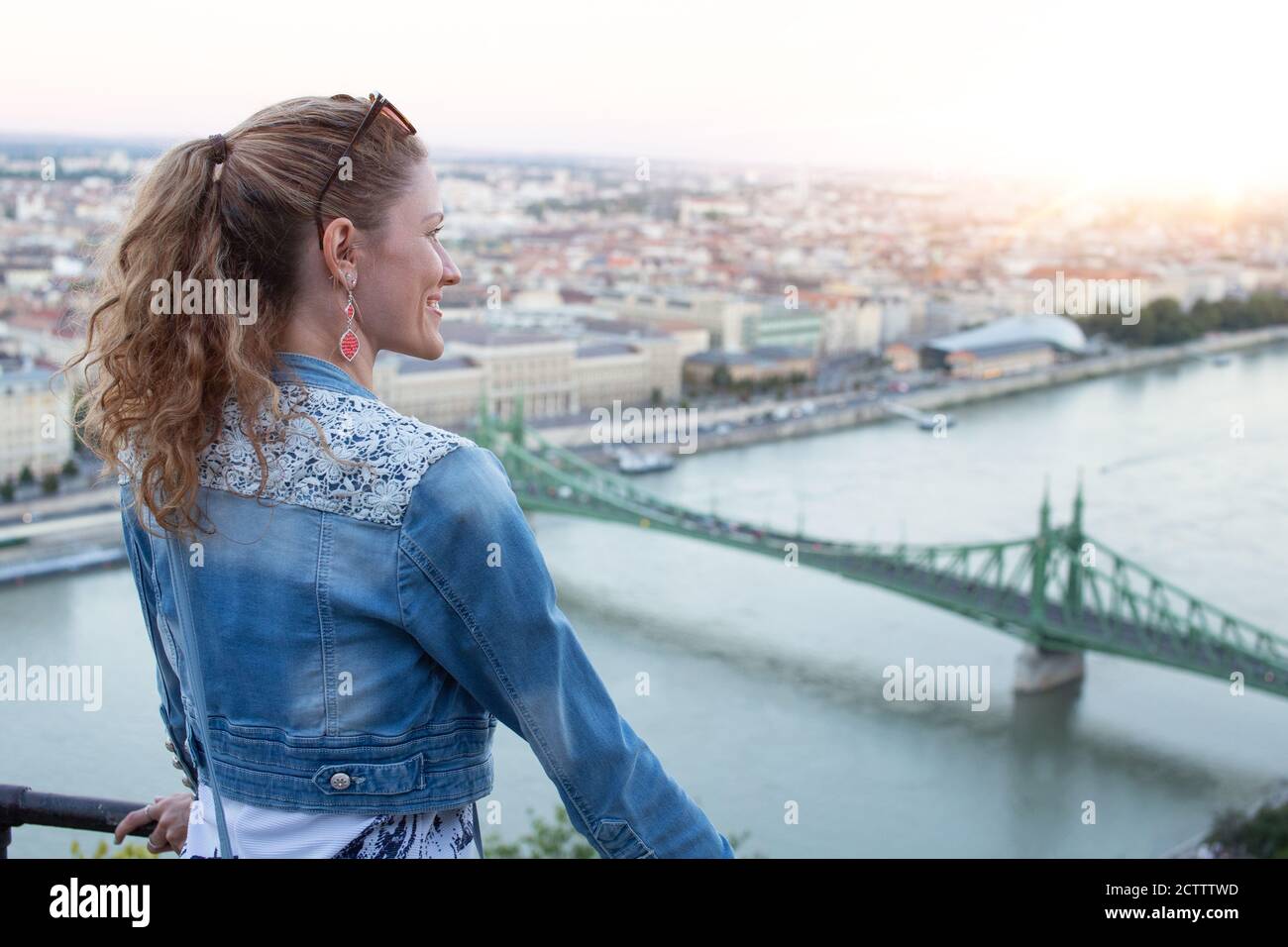 Junge Frau wundert sich über Budapest Panorama mit Freiheitsbrücke, Ungarn Stockfoto