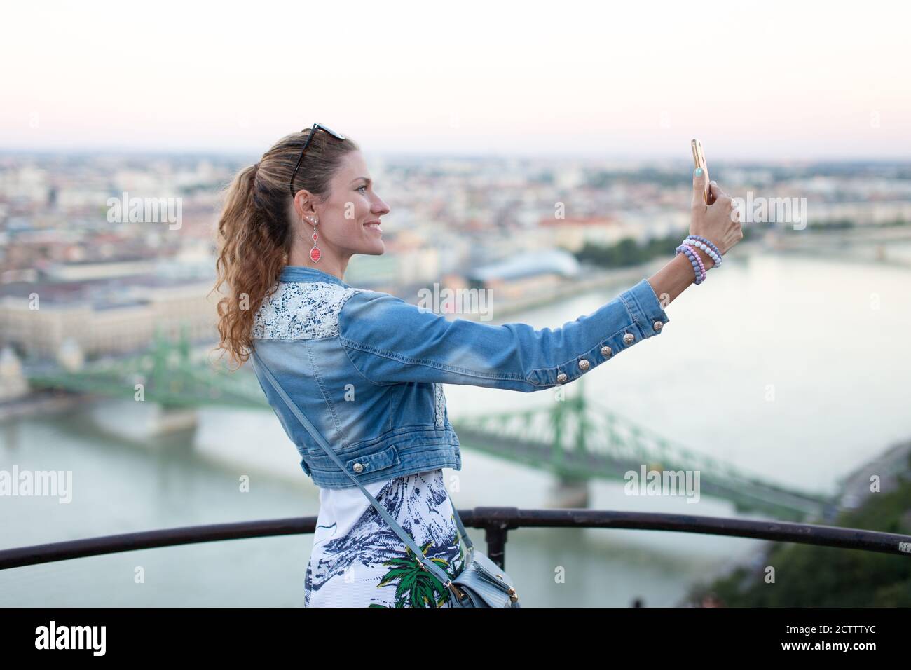 Junge Frau macht Selfie mit Stadtpanorama, Budapest, Ungarn Stockfoto