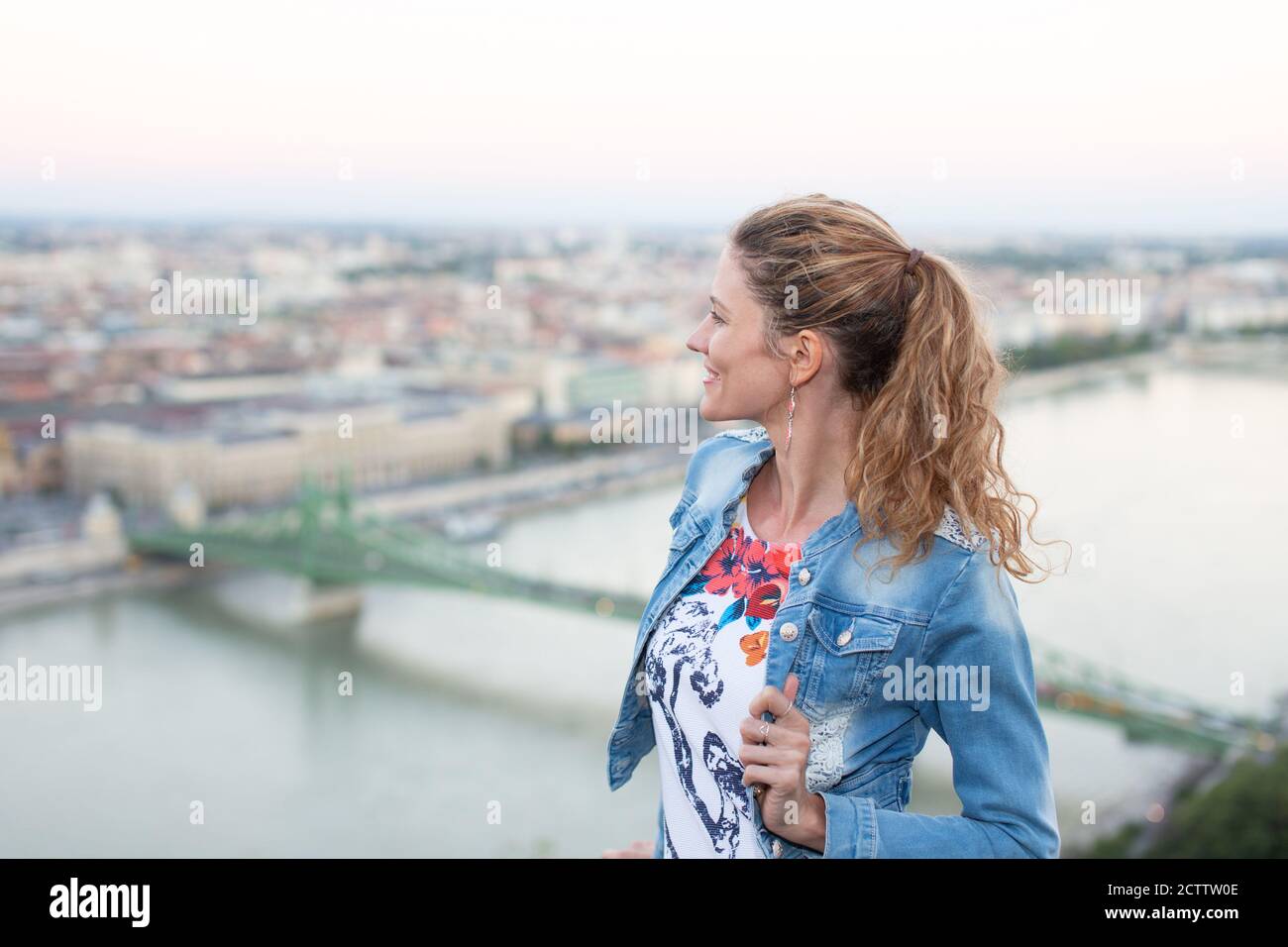 Glückliche junge touristische Frau fragen sich in Budapest, Ungarn Stockfoto