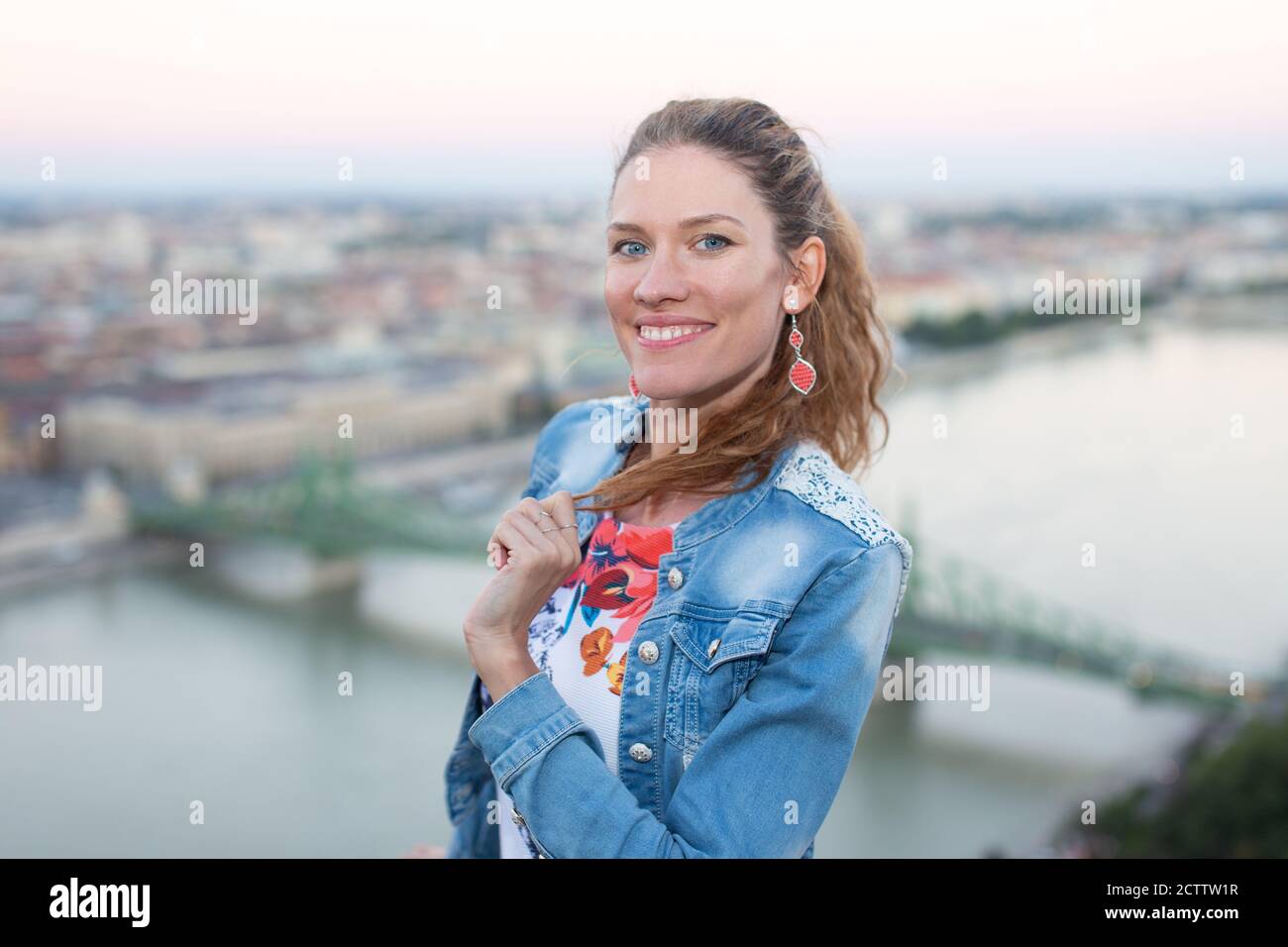 Glückliche ungarische kaukasische Frau posiert in Budapest Panorama mit toothy Lächeln, Ungarn Stockfoto
