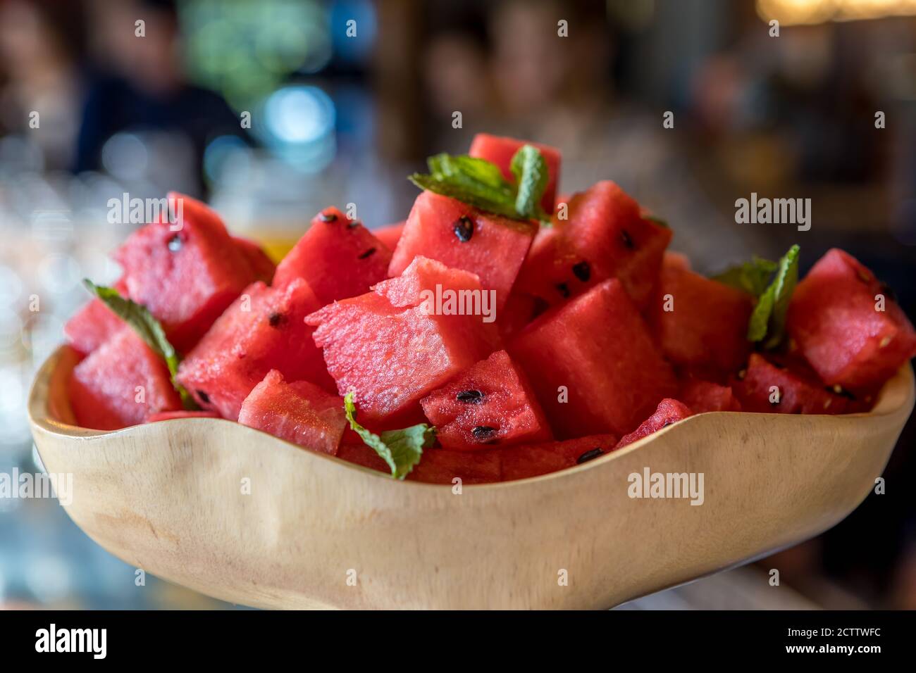 Geschnittene Scheiben von reifen saftigen Wassermelonen in einem Holzteller Stockfoto