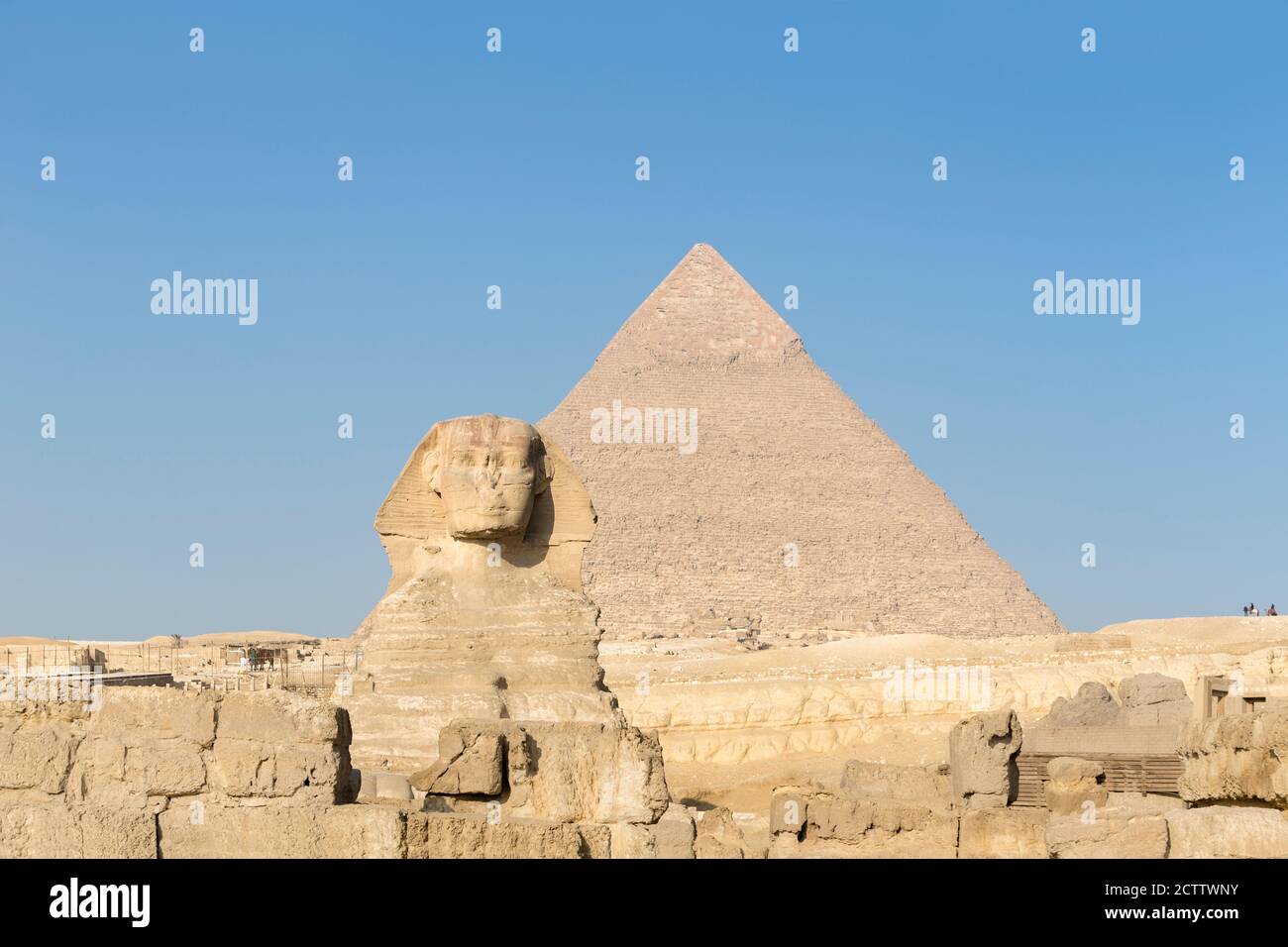 Die große Sphinx mit der Pyramide von Khepre im Hintergrund, Giza, Kairo, Ägypten Stockfoto