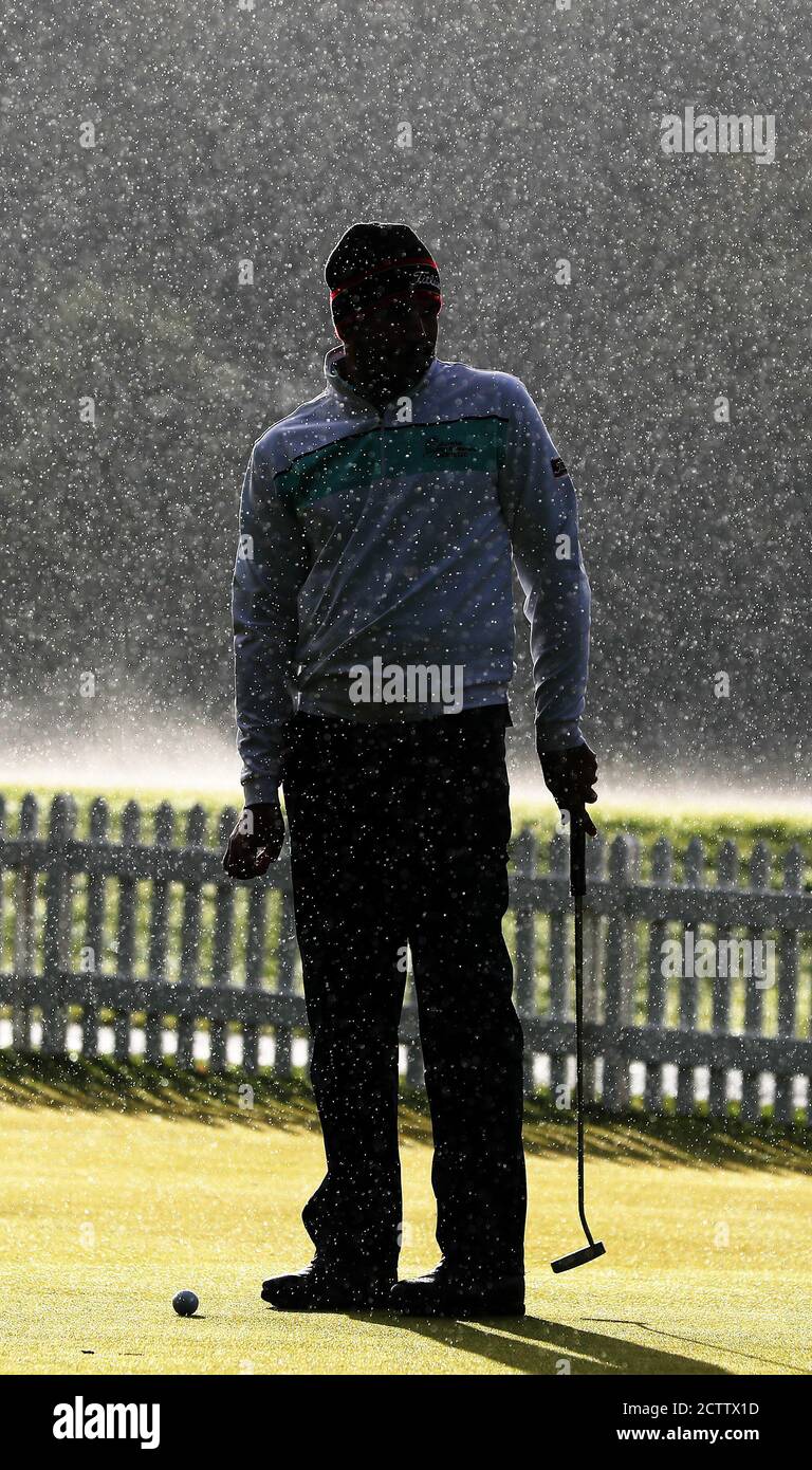 Ein Golfer auf dem Putting Green als Spiel wurde aufgrund der Wetterbedingungen am zweiten Tag der Irish Open im Galgorm Castle Golf Club, Ballymena verzögert. Stockfoto