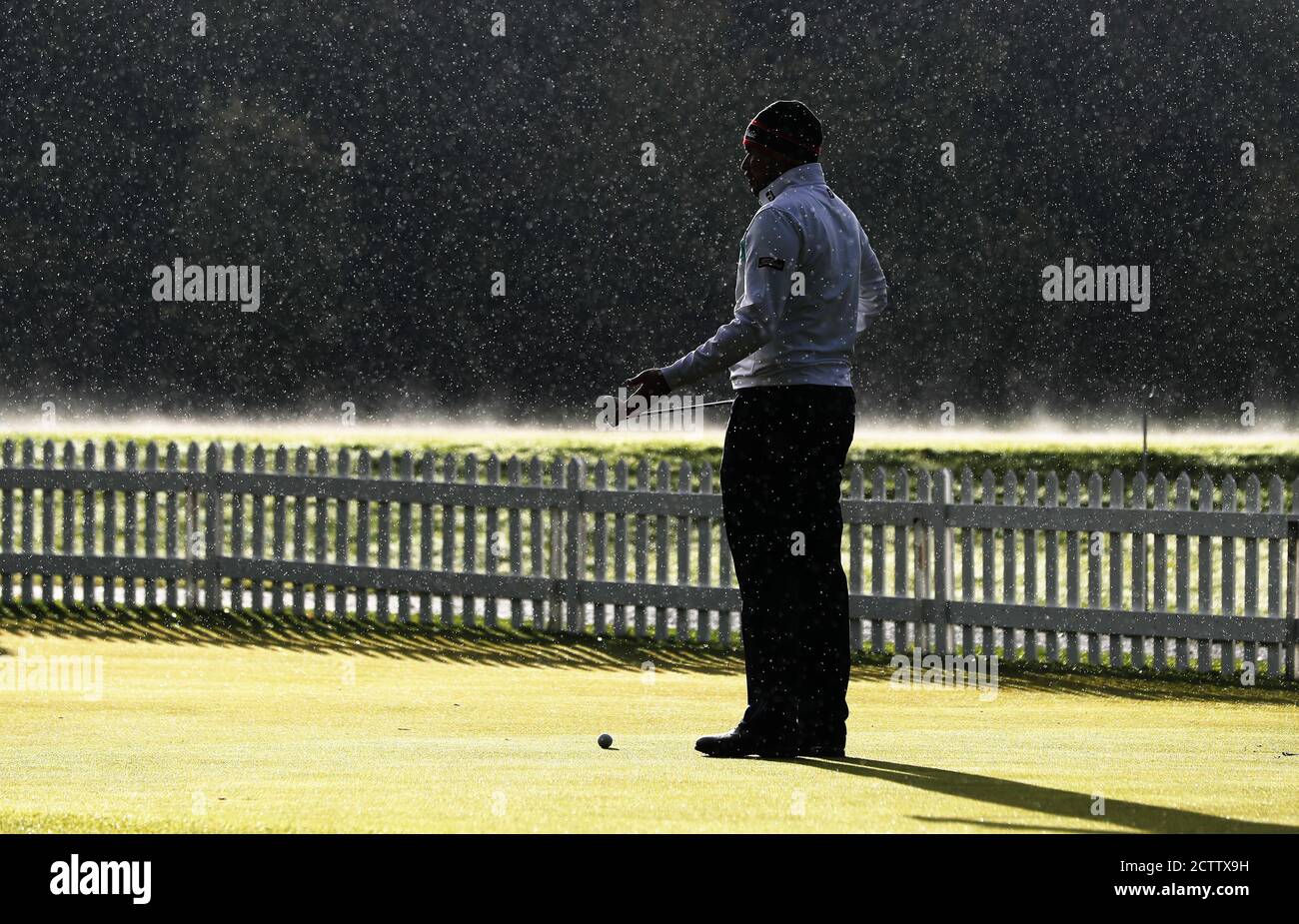 Ein Golfer auf dem Putting Green, da das Spiel aufgrund der Wetterbedingungen am zweiten Tag der Irish Open im Galgorm Castle Golf Club, Ballymena, verzögert wurde. Stockfoto