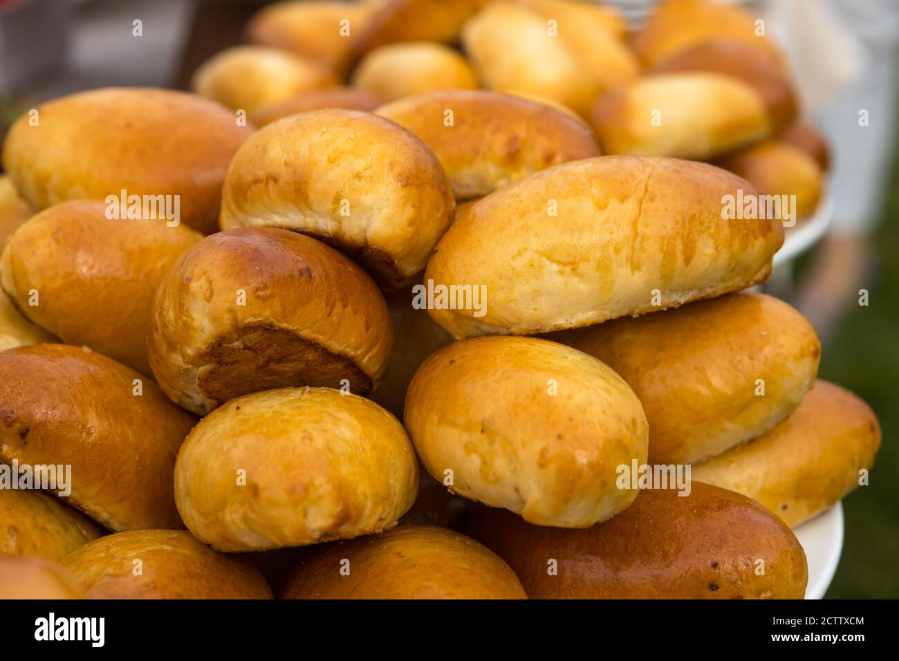 Frisch gebackene Pasteten liegen in der Nähe auf einem Teller Stockfoto