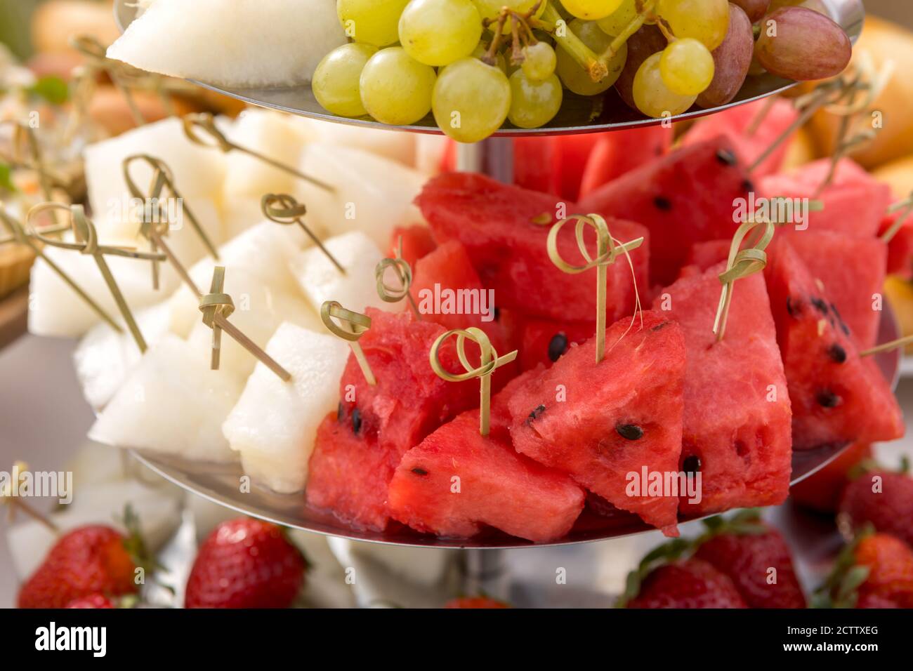 Halbe wassermelone mit saftiger scheibe Fotos und Bildmaterial in