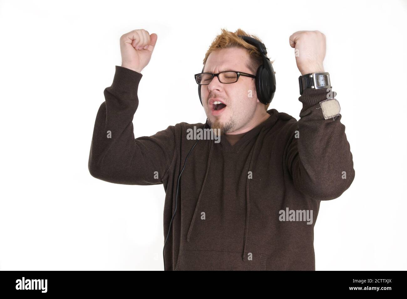 Mann mit Brille und braunem Sweatshirt Stockfoto