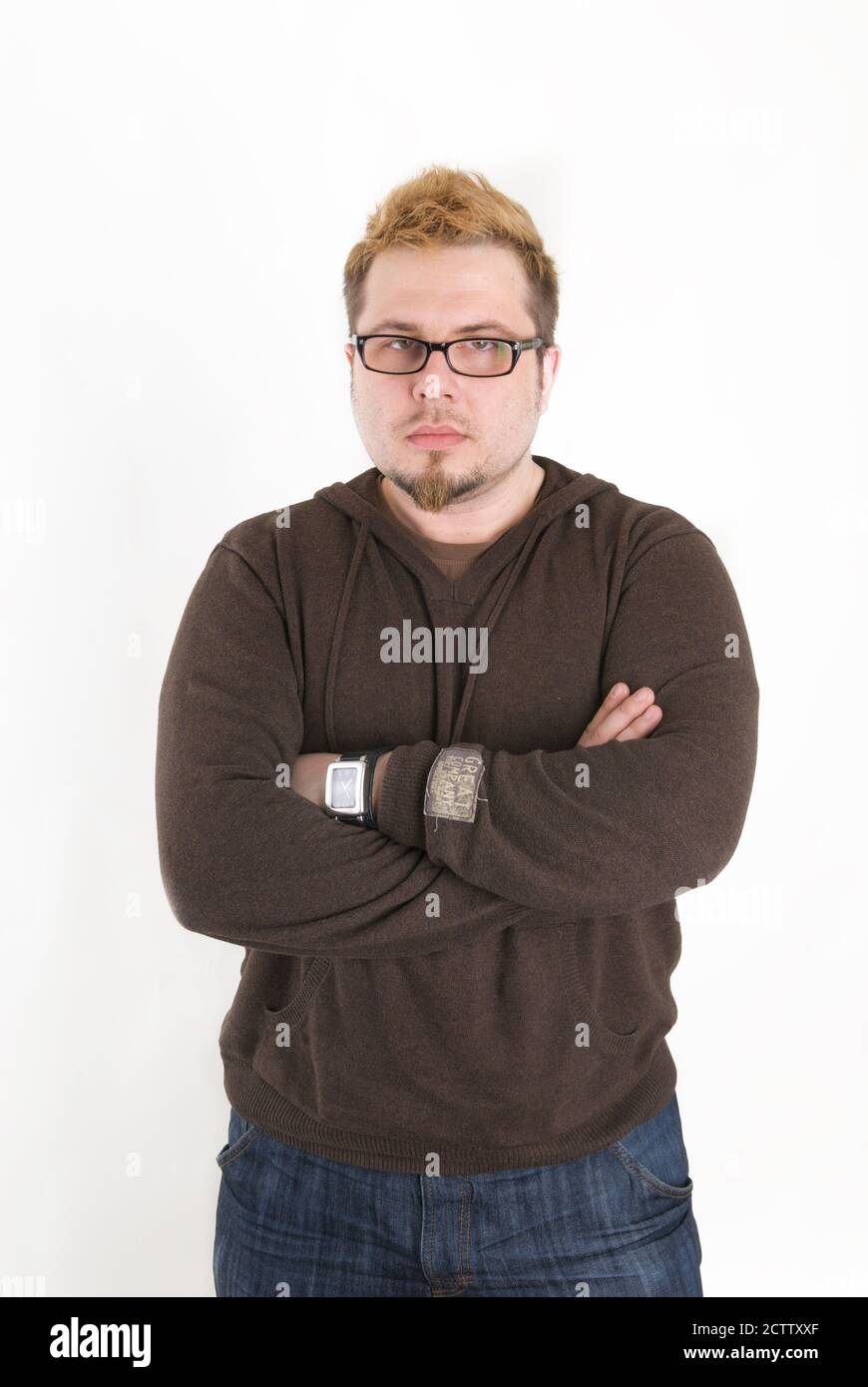 Mann mit Brille und braunem Sweatshirt Stockfoto