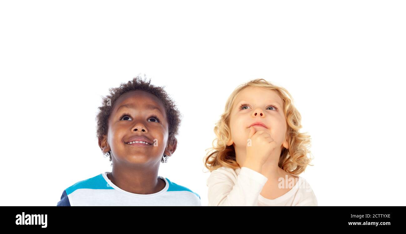 Zwei lustige Kinder suchen isoliert auf einem weißen Hintergrund Stockfoto