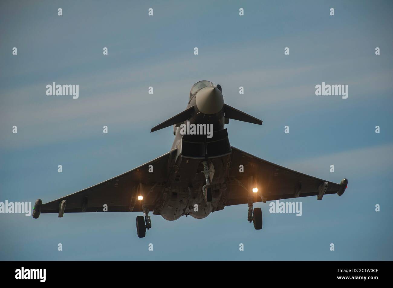 Der schwarze Eurofighter Typhoon ZJ619 auf dem Weg zum Flugplatz RAF Kinloss in Moray Schottland. Stockfoto