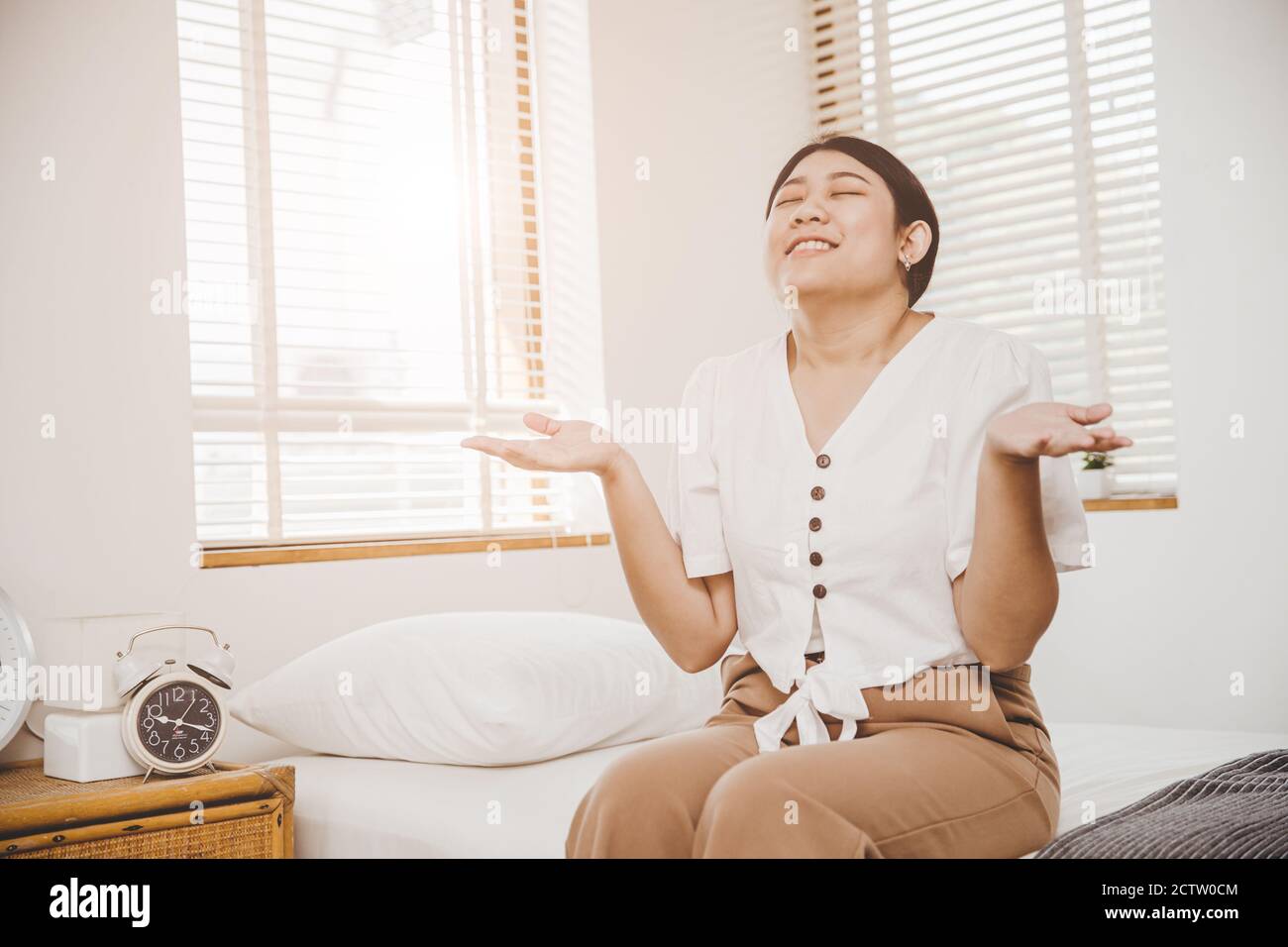 Gesunde Mädchen teen mit frischer Luft sauber fühlen und voll atmen glücklich Lächeln Ausdruck in den Morgen zu Hause Schlafzimmer. Stockfoto