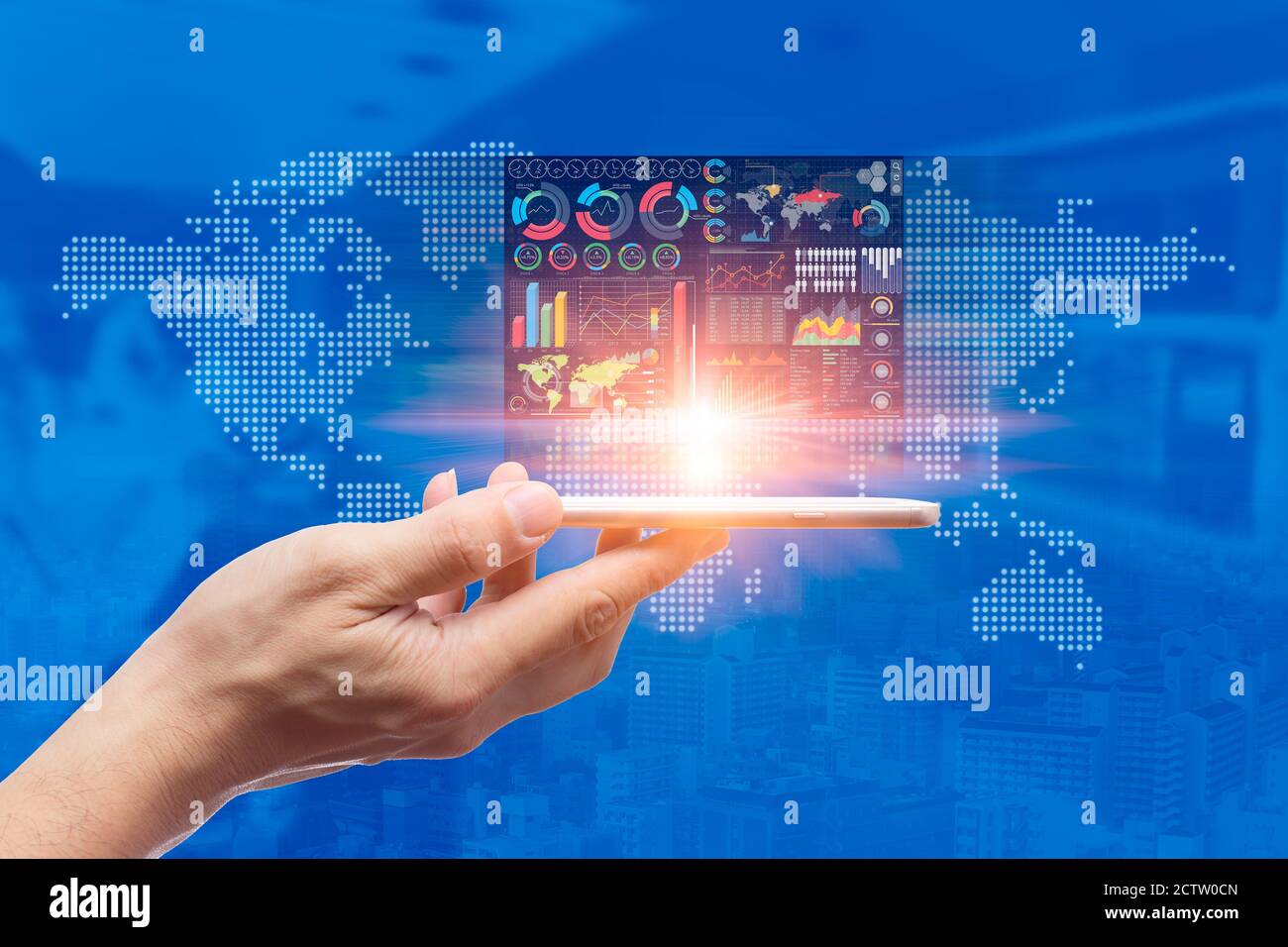 Smartphone mit Geschäftsdaten Infografik-Diagramm für weltweites Business Intelligence Device Konzept. Stockfoto