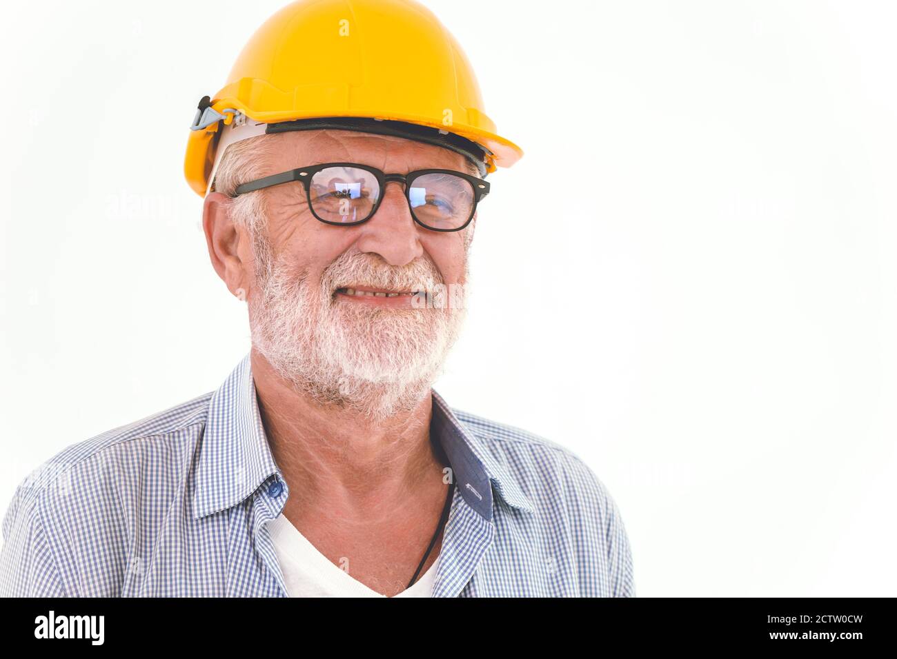 Professioneller Ingenieur ältester glückliches Lächeln isoliert auf weißem Hintergrund. Stockfoto
