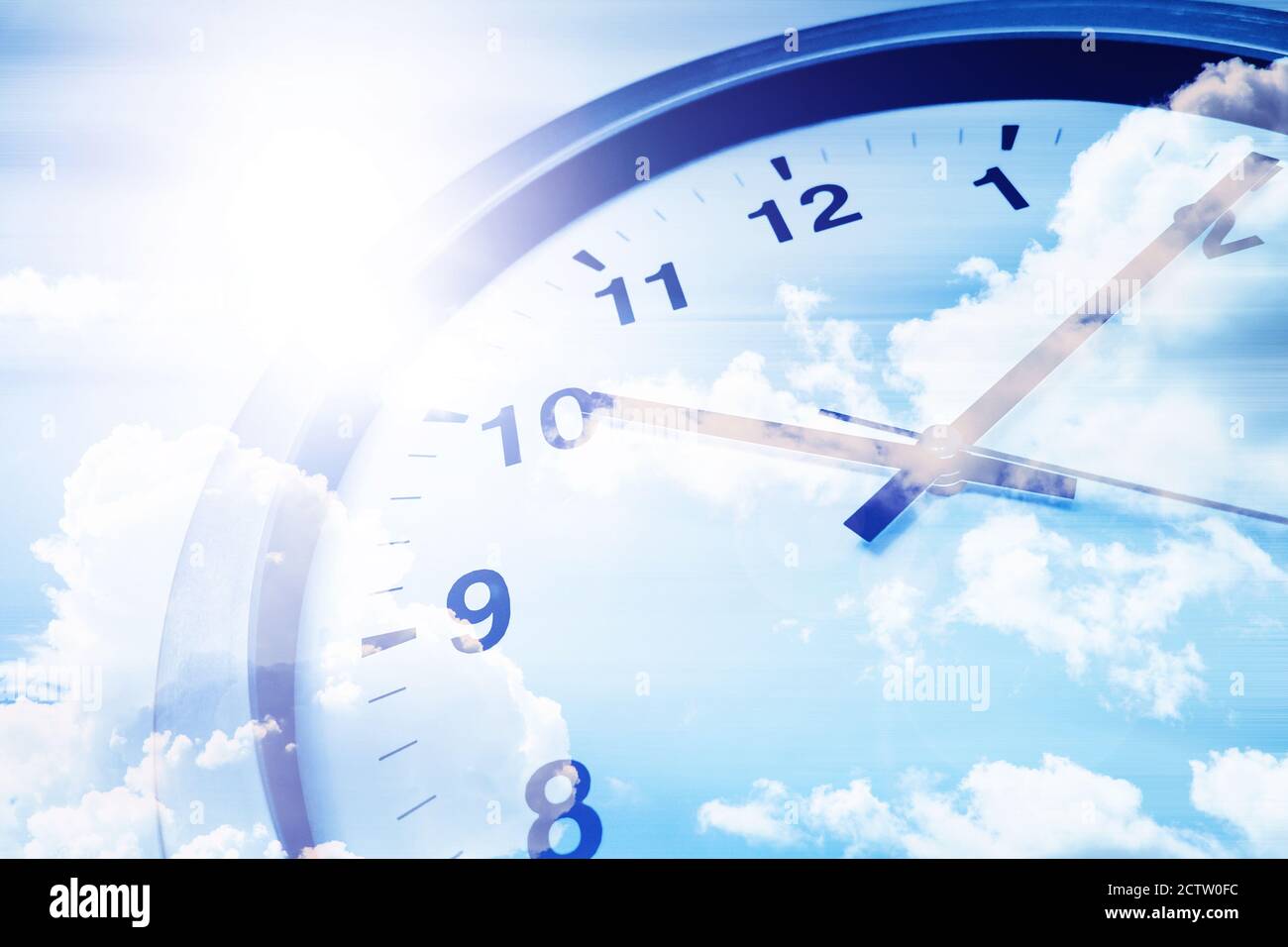 Zeituhr Uhr Gesicht Overlay mit verschwommener Himmel für den Tag Zeitkonzept Stockfoto