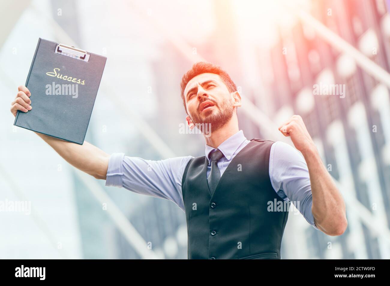 Erfolgreicher lateinischer Geschäftsmann Glad Expression Hand steigt im Freien im Geschäftsbüro im Freien. Stockfoto
