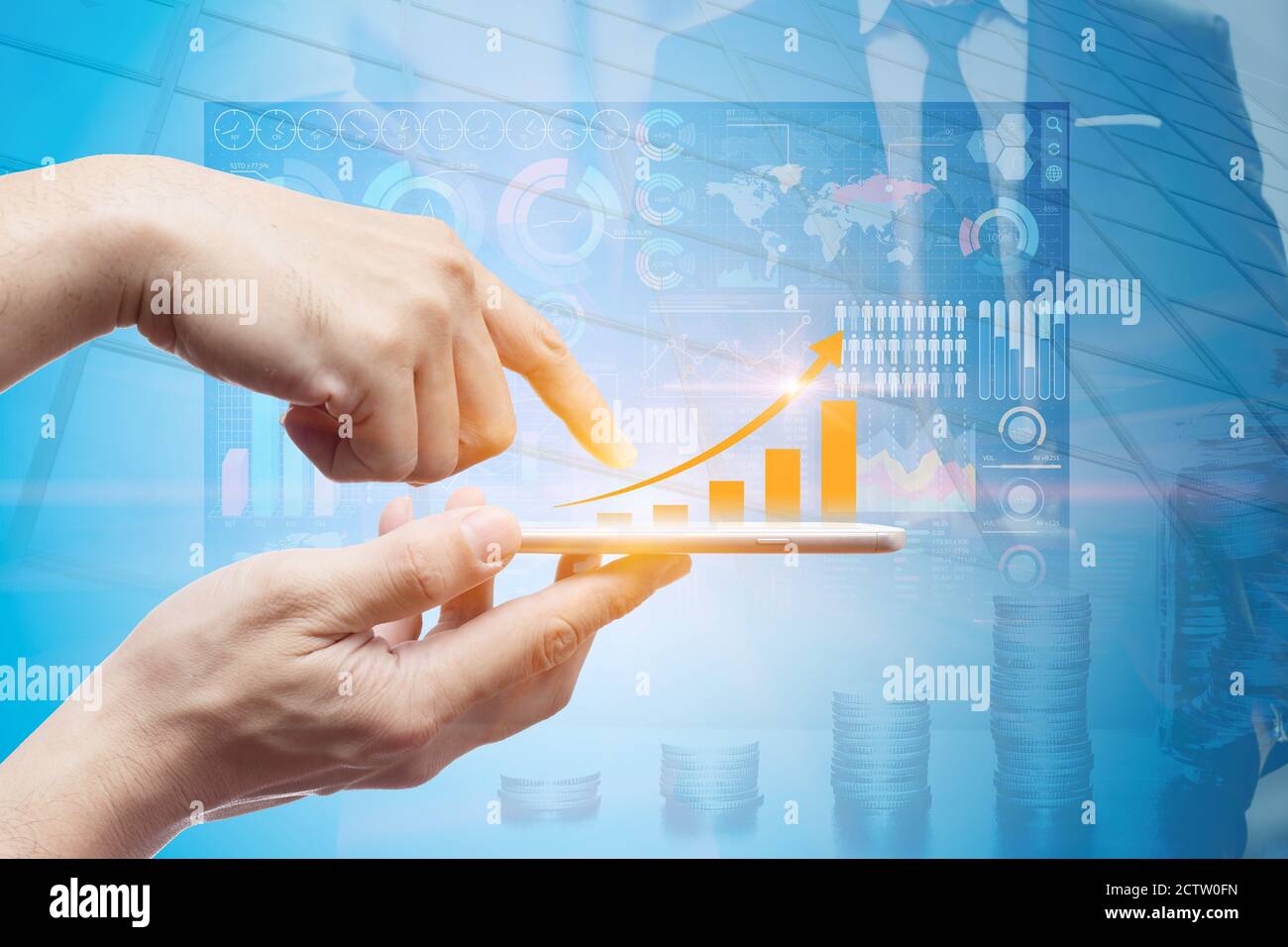 Smartphone-Touchscreen-Overlay mit Business-Infografik-Technologie Schritt Pfeil nach oben für Kommunikation Anstieg Gewinn Vermögen Einkommen Konzept Stockfoto