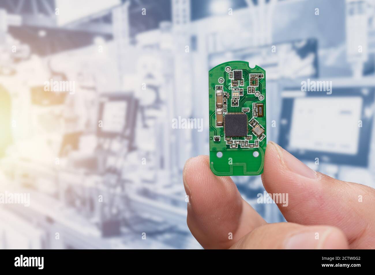 Kleines Computerverarbeitungssystem auf Mikrochip-Leiterplatte (PCB) in Fingergröße. Stockfoto