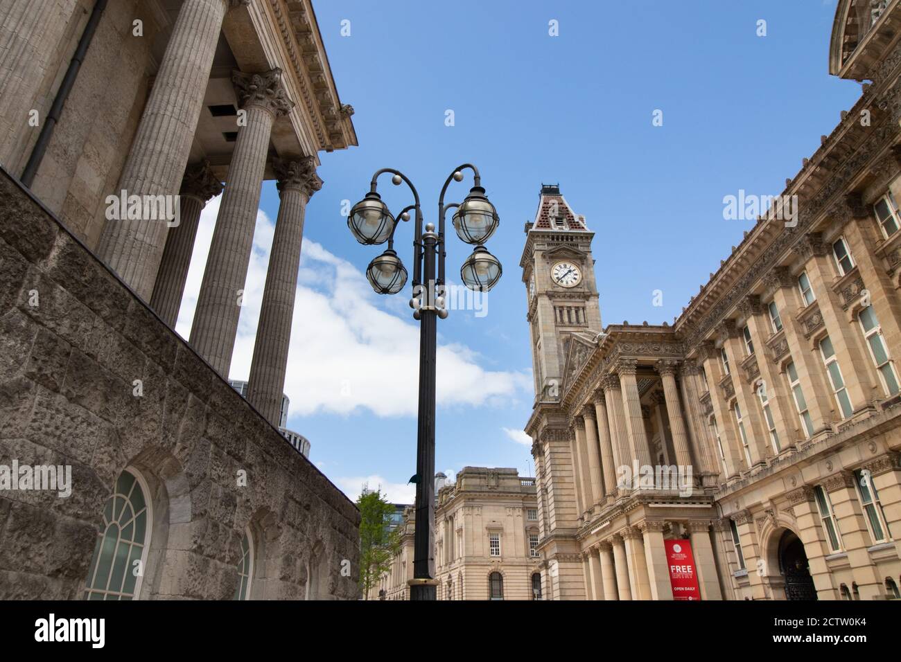 Blick auf das Stadtzentrum von Birmingham. Nehmen Sie den Victoria Square in Richtung Chamberlain Square, das Rathaus ist auf der linken Seite zu sehen und das Rathaus mit Turmuhr auf der rechten Seite. Stockfoto