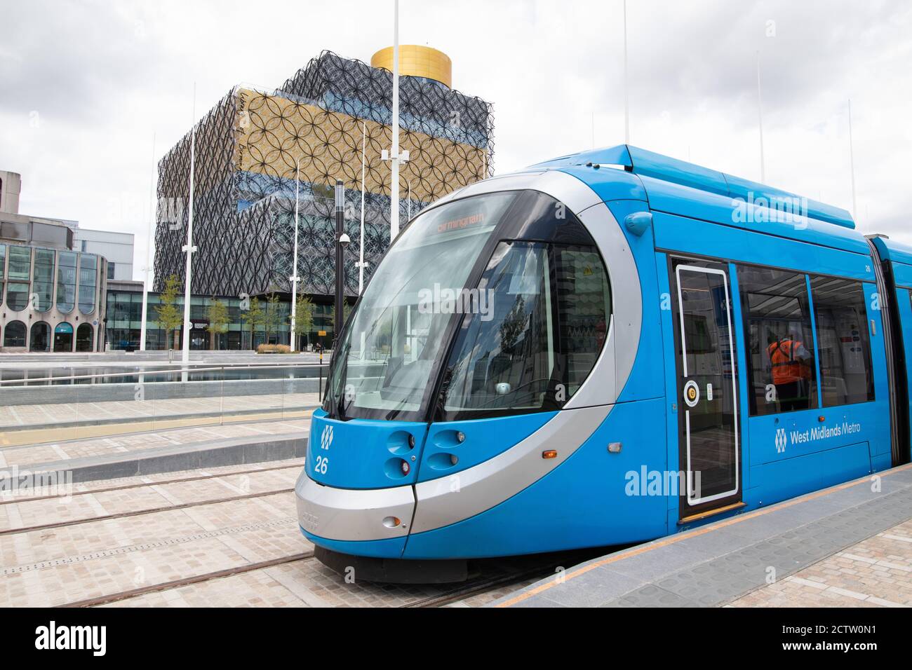 Im Bild, West Midlands Metro Trams im Bild auf der Broad Street, Birmingham. Zum Zeitpunkt der Aufnahme des Bildes konnten die Straßenbahnen nicht weiter in Richtung fünf Wege und endete außerhalb des ICC. Die Straßenbahnen sind mit der New Birmingham Bibliothek im Hintergrund abgebildet. Stockfoto