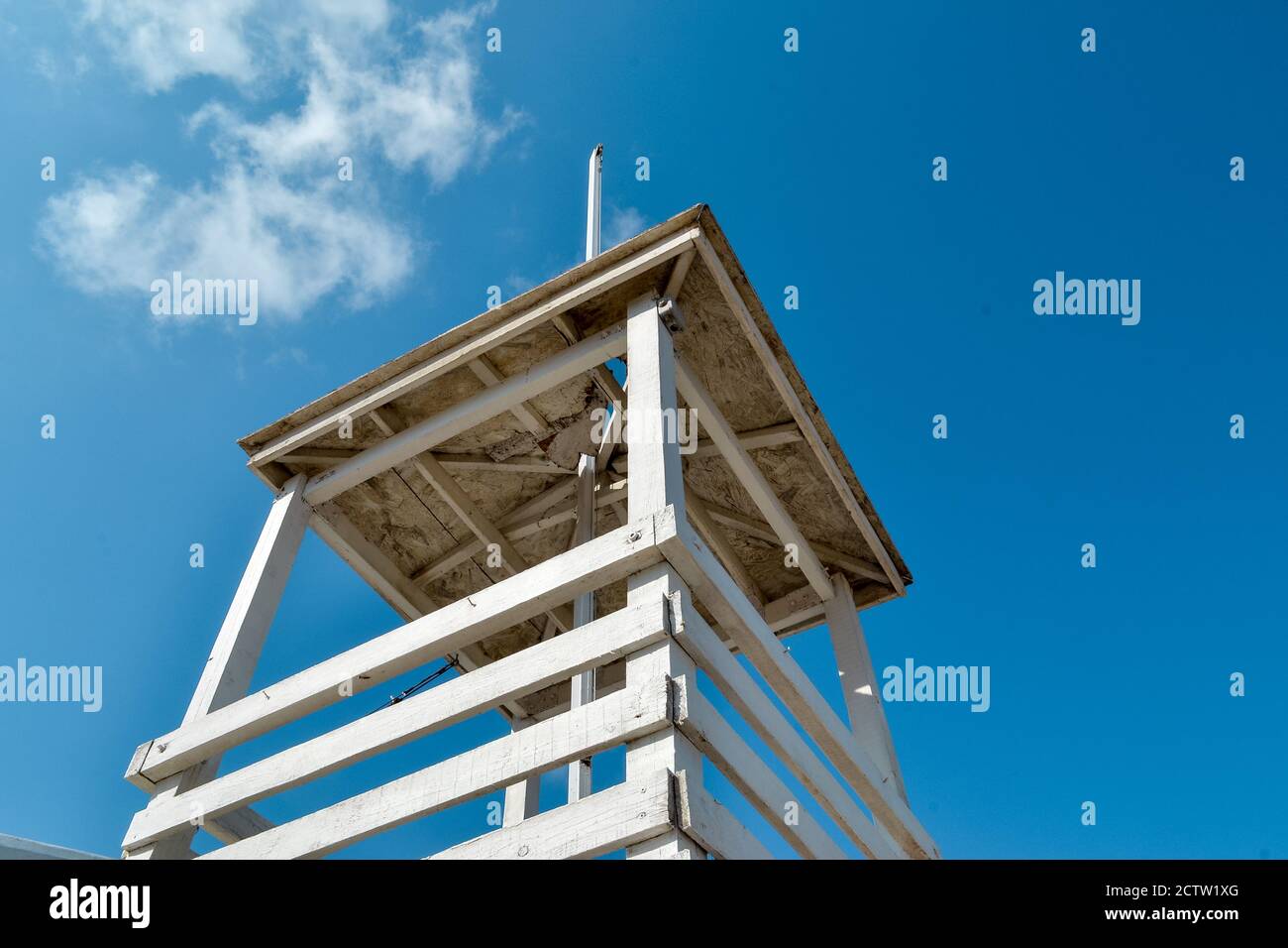 Minimalistische Ästhetik. Minimales Architekturdetail am Himmel. Abstrakter minimalistischer Hintergrund. Stockfoto