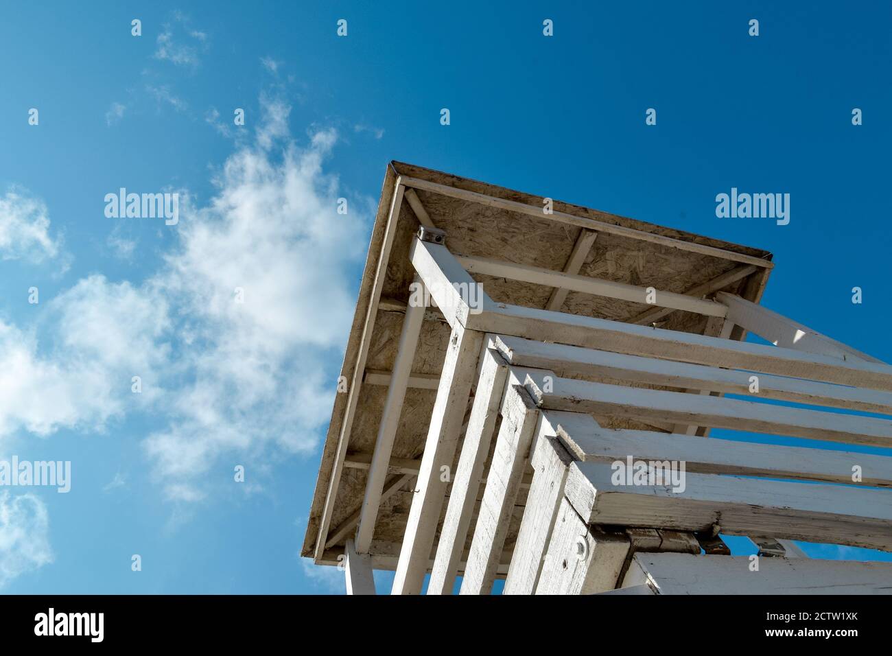 Minimalistische Ästhetik. Minimales Architekturdetail am Himmel. Abstrakter minimalistischer Hintergrund. Stockfoto