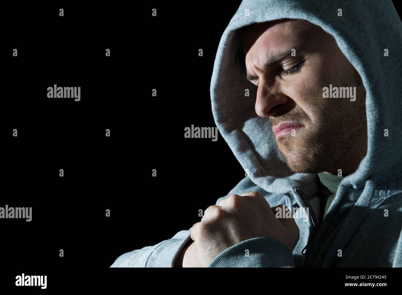 Hooded man bereitet sich auf einen Kampf vor Stockfoto