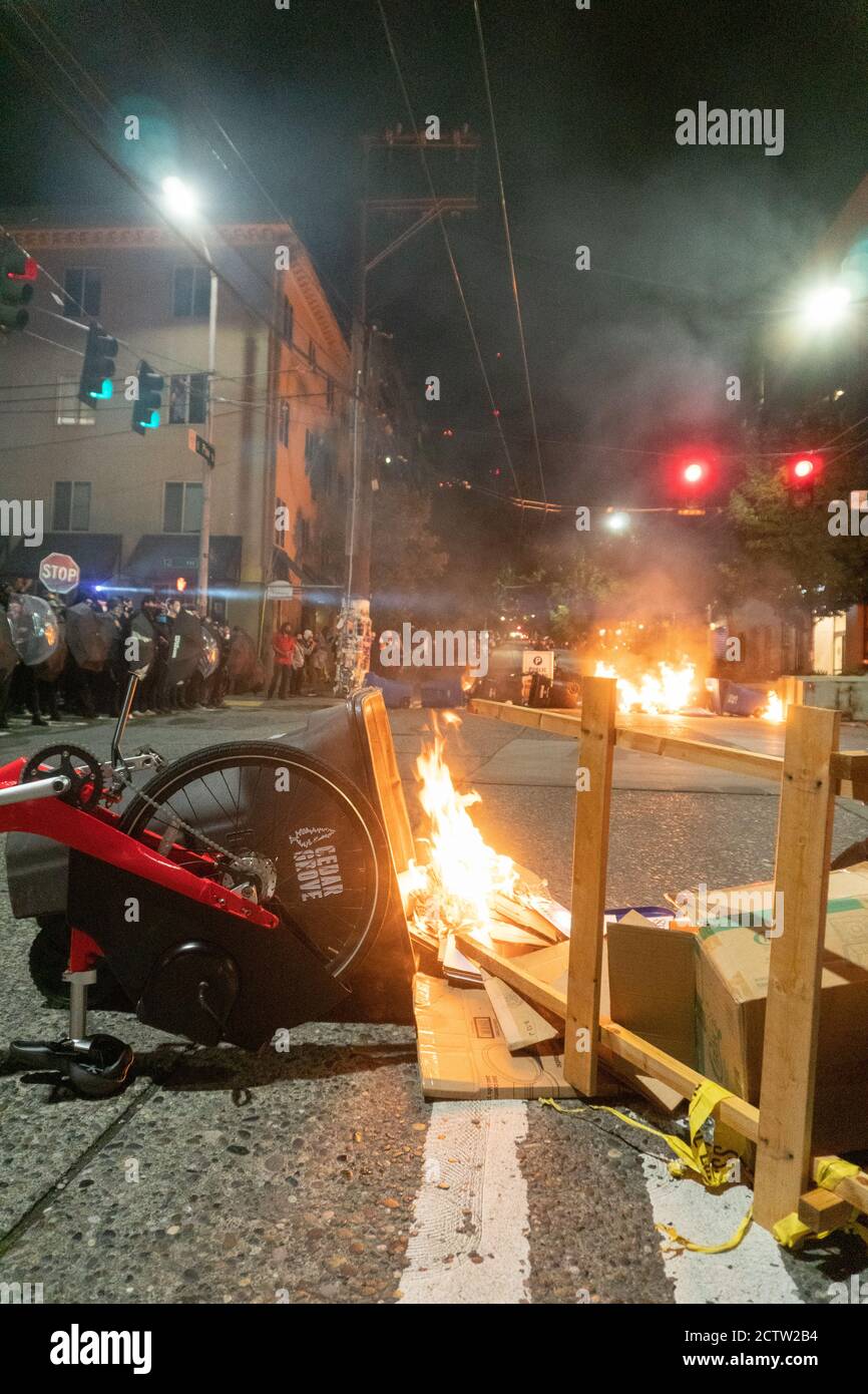 Seattle, Washington, USA. September 2020. Demonstranten stehen mit der Polizei von Seattle ab, indem sie eine Barrikade bauen. Kredit: albert halim/Alamy Live Nachrichten Stockfoto