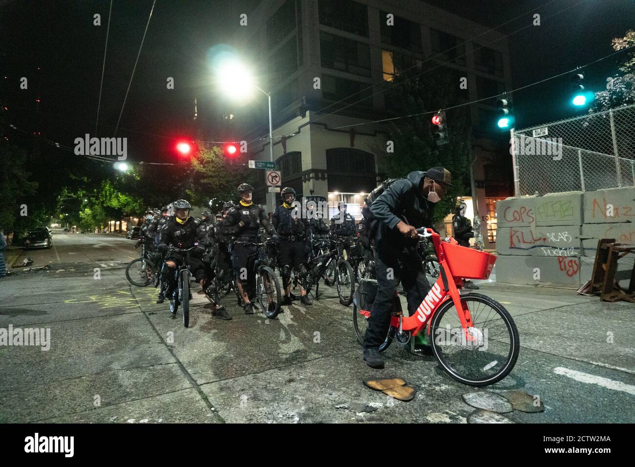 Seattle, Washington, USA. September 2020. Ein Prostestor verspottet die Polizei, indem er vorgibt, sie zu Rennen. Kredit: albert halim/Alamy Live Nachrichten Stockfoto