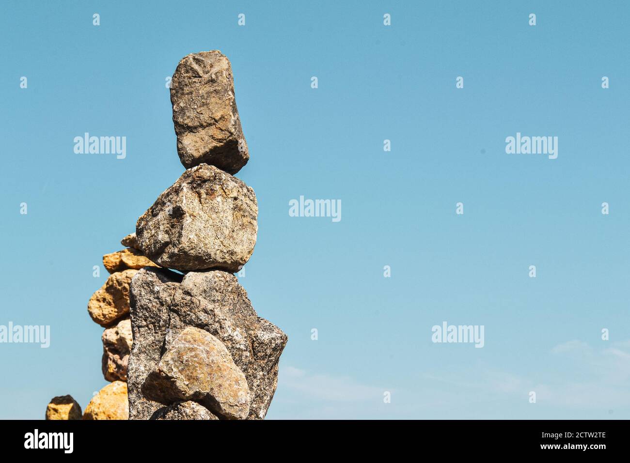 Minimalistische Ästhetik. Steine vor dem Hintergrund des Himmels Stockfoto