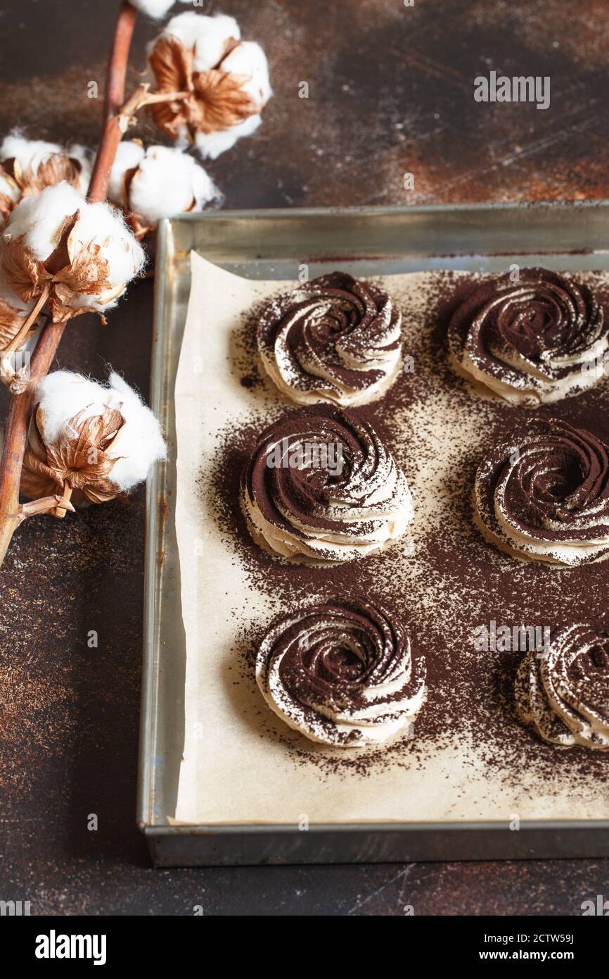 Der Prozess der Herstellung zephyr Marshmallow in Konditorei Küche. Hausgemachter Kaffee Marshmallow mit Zweig aus Baumwolle dekoriert. Food-Fotografie. Zephyr Stockfoto