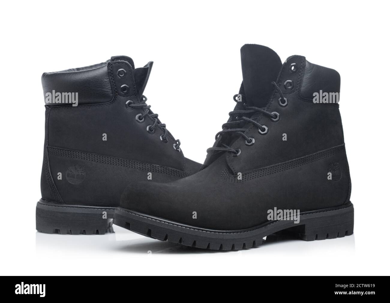 LONDON, UK - 09. SEPTEMBER 2020: Timberland Premium 6 Zoll Stiefel für Herren in schwarz auf weißem Hintergrund. Stockfoto