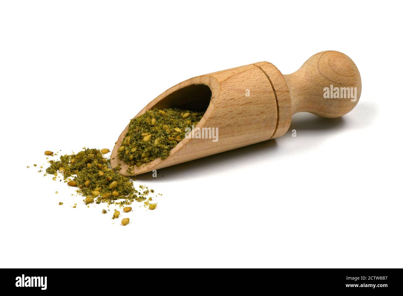 ZA'atar (Zatar), Mischung aus Kräutern, Sesamsamen und Salz in Haufen auf weißem Hintergrund. Hochauflösendes Foto. Volle Schärfentiefe. Stockfoto