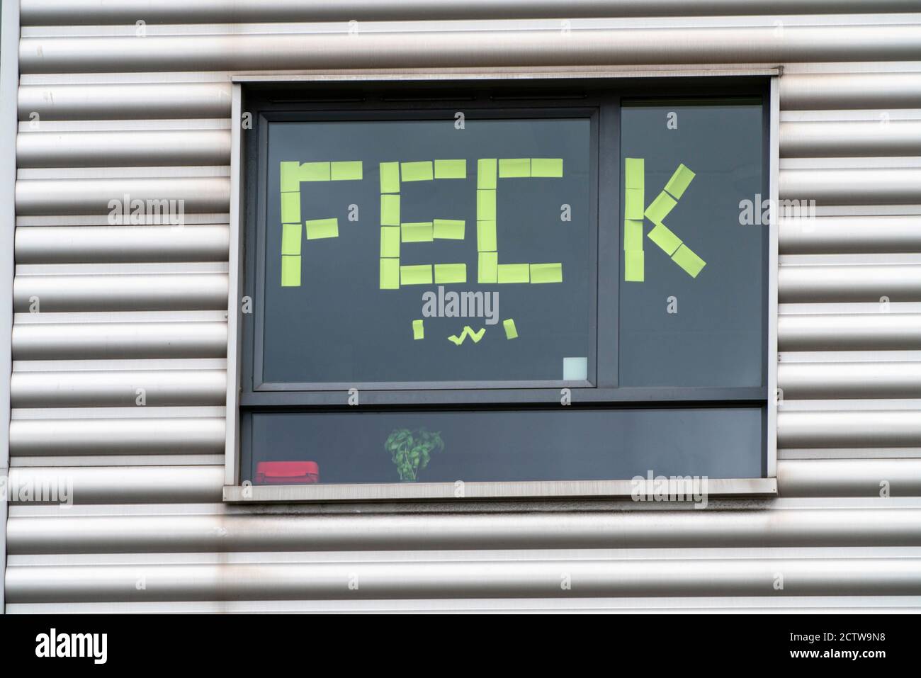 Dundee, Schottland, Großbritannien. September 2020, 25. Die Studenten haben Protestschilder und Botschaften an die Fenster ihrer Zimmer im Parker House Hall of Residence an der Abertay University in Dundee gehängt. Nach vielen positiven Tests für Covid-19 unter Studenten, die in dem Block leben, wurden die Studenten kontrovers aufgefordert, sich in Innenräumen zu isolieren und andere außerhalb des Gebäudes nicht zu treffen. Iain Masterton/Alamy Live News Stockfoto