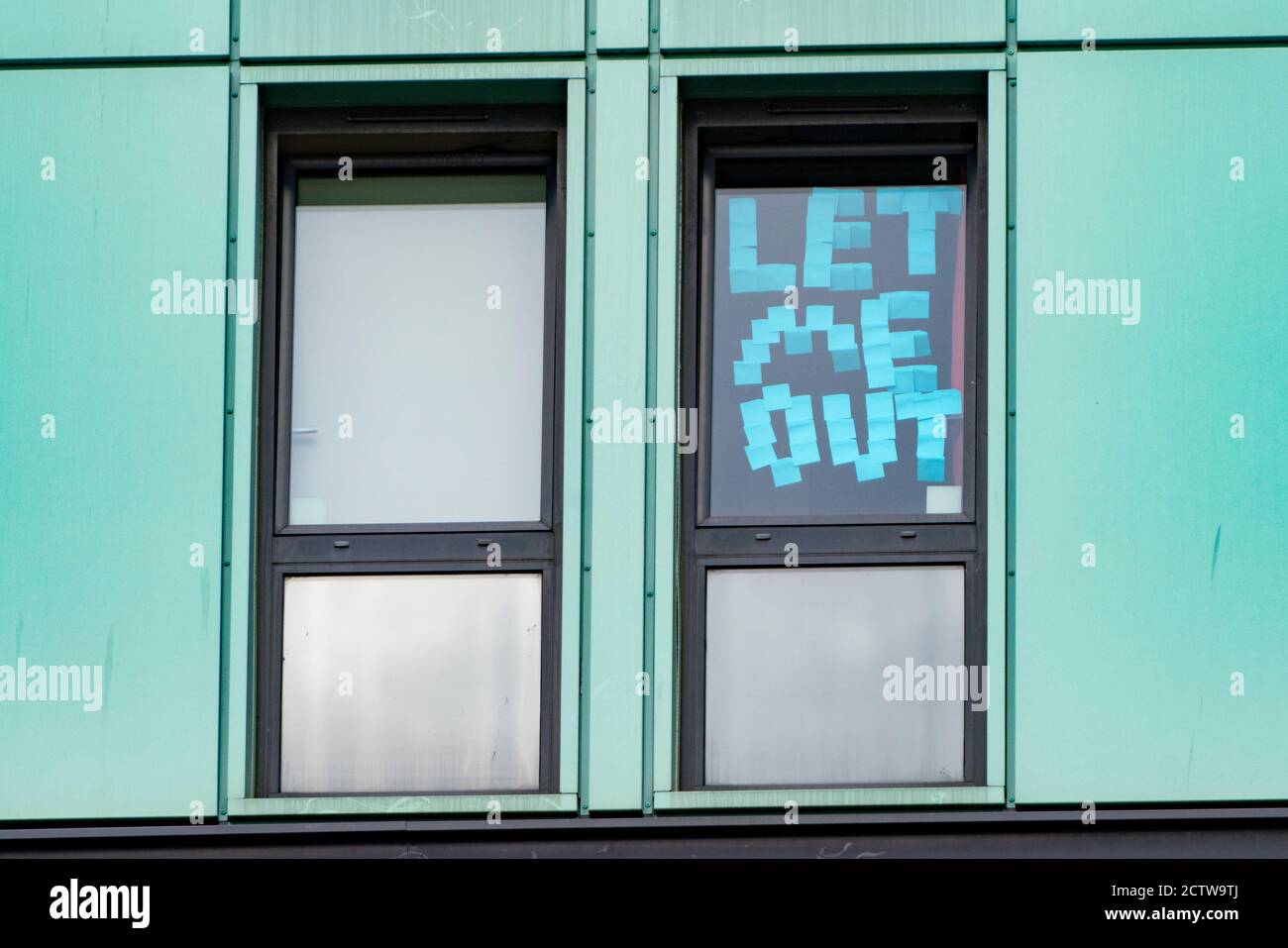 Dundee, Schottland, Großbritannien. September 2020, 25. Die Studenten haben Protestschilder und Botschaften an die Fenster ihrer Zimmer im Parker House Hall of Residence an der Abertay University in Dundee gehängt. Nach vielen positiven Tests für Covid-19 unter Studenten, die in dem Block leben, wurden die Studenten kontrovers aufgefordert, sich in Innenräumen zu isolieren und andere außerhalb des Gebäudes nicht zu treffen. Iain Masterton/Alamy Live News Stockfoto