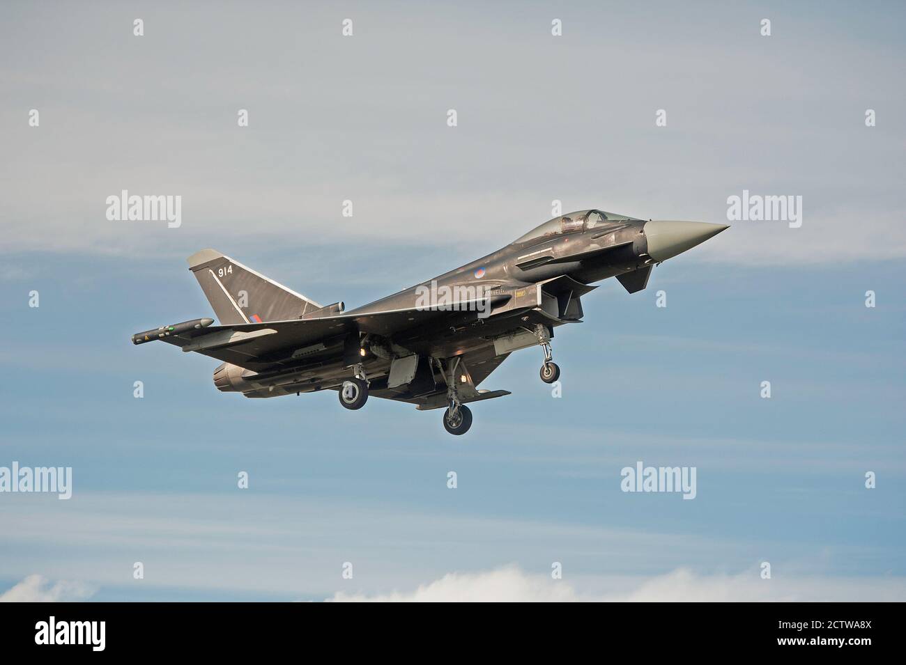 Der schwarze Eurofighter Typhoon ZJ619 auf dem Weg zum Flugplatz RAF Kinloss in Moray Schottland. Stockfoto
