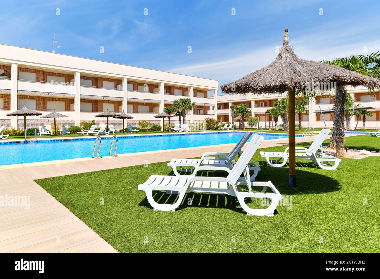 Torrevieja, Spanien - 2. Juni 2020: Leerer Bereich mit Liegestühlen und Schwimmbad während des sonnigen Sommertages. Reise- und Sommerferien Konzept Stockfoto