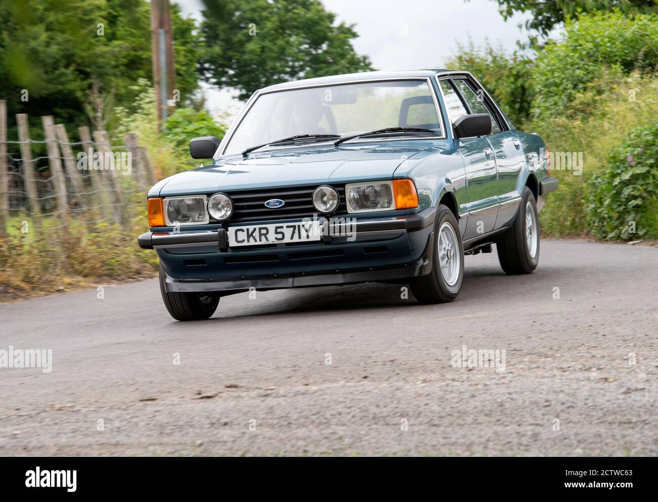 Mk5 Ford Cortina 1.6 Huntsman Estate und 1.6 LS Limousine Klassische britische Familienautos Stockfoto