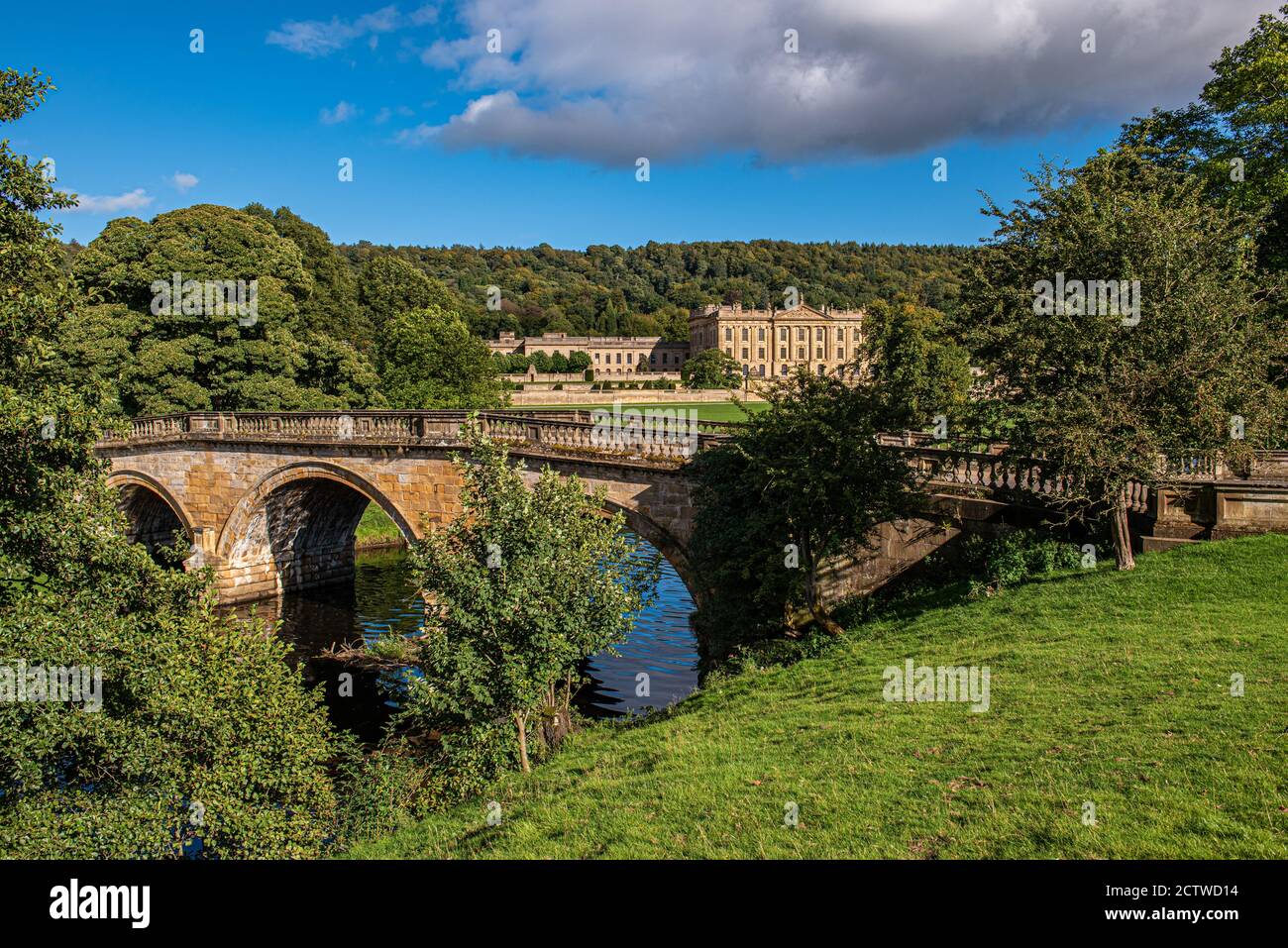Gewölbte Steinbrücke über den Fluss Derwent am Chatsworth House Im Peak District National Park Stockfoto
